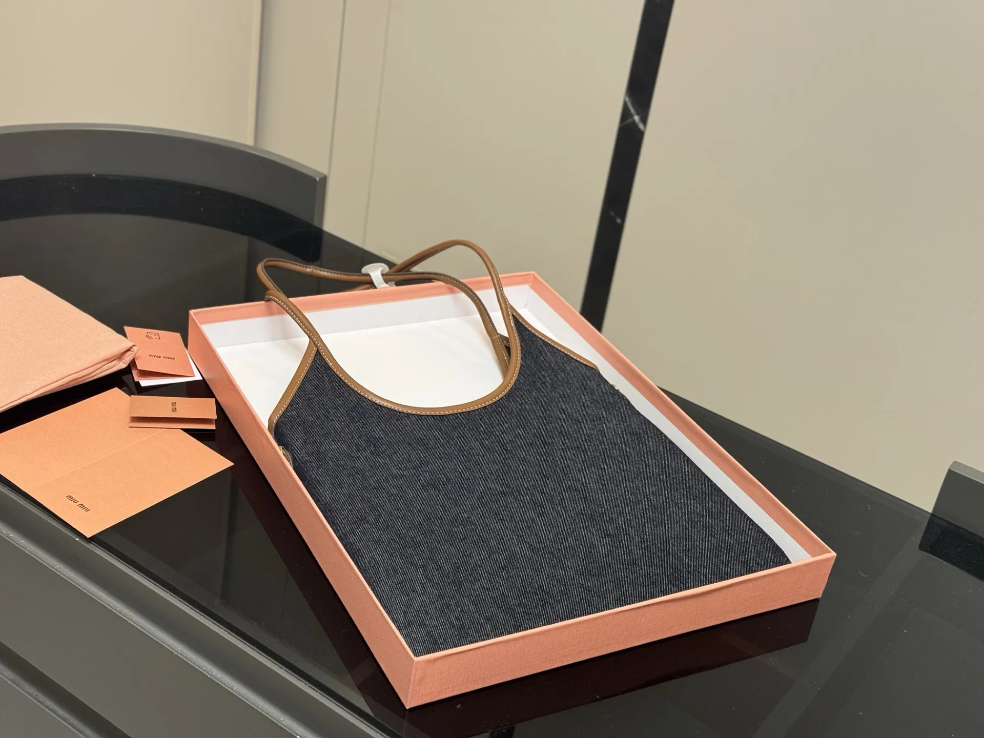 &yen;185 全套包装 size：35*34cm miumiu新款托特tote 今年的风刮的太猛了 老多爆款了！ 这款的版型也太好看了吧！ miumiu准备承包我的夏天吗