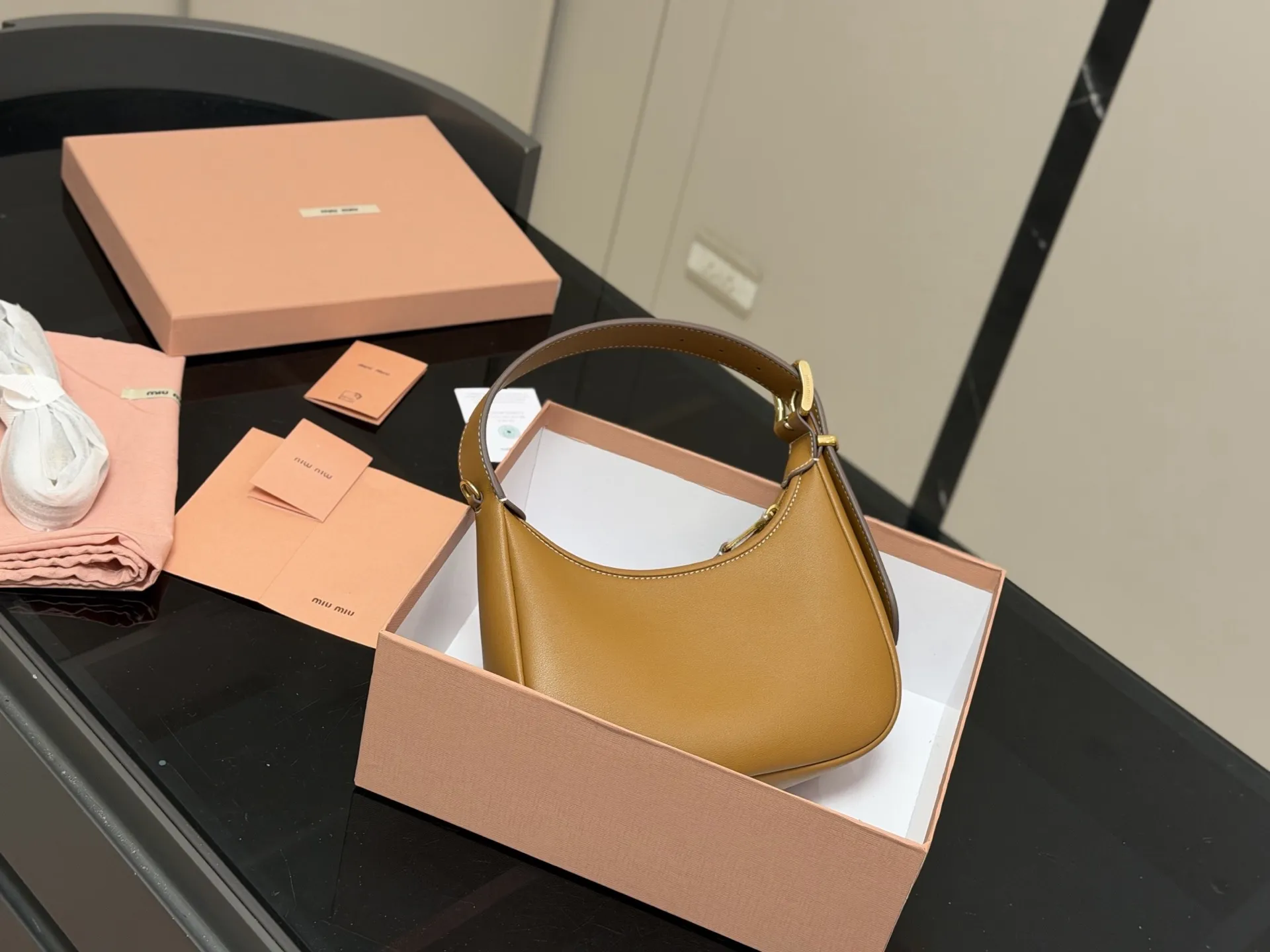 ¥175 配盒 升级版 size:23*13cm miumiu这新包, 新款Hobo,太好搭配了! 能拎、能挽、能肩背(有肩带), 可咸、可甜、可AC(Alcohol&Coffee)。一包在手,AC无忧~