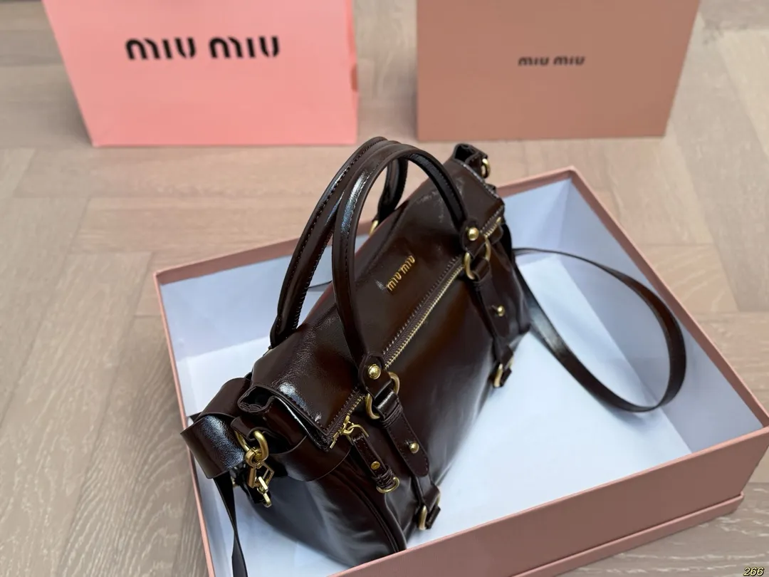 &yen;190配盒 缪缪MIUMIU手提包 旅行出差旅游带它超方便 超级抢眼 爱了爱了 真是叫人无法抗拒 又美又能装！ 尺寸26 20