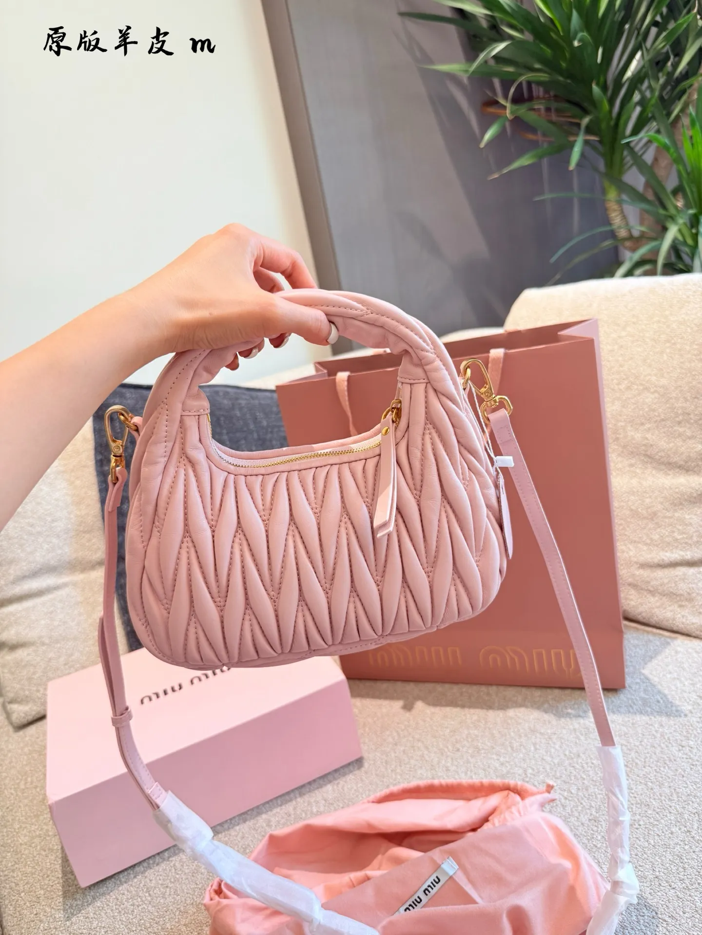 p240羊皮hobo月牙包 红红火火恍恍惚惚缪缪出街啦~ 芜湖~好看的缪缪miumiu小号hobo 小号是专柜里卖得最好的的尺寸,容量大小合适,轻 经典的褶皱羊皮, 软软的好有质感 搭配衣服真的吼吼看~一秒时尚感千金风拉满红色也很显眼,好多场合都可以搭配 张元英同款~~~ #miumiu包#miumiu包 #美包23cm折叠盒包装