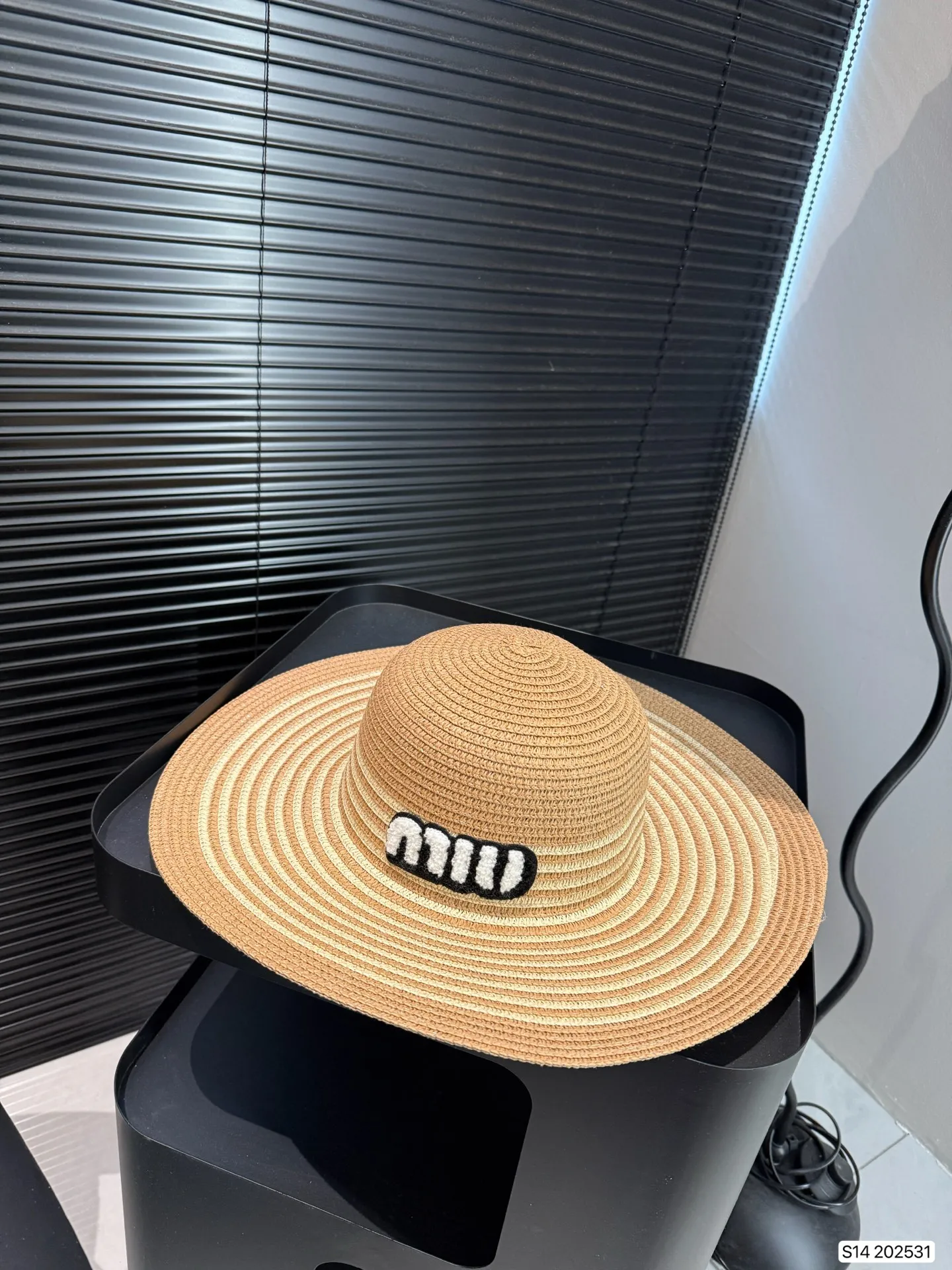 P120 缪缪miumiu 编织包➕编织帽组合 夏季新款草编包Basket Bag 菜篮子 编织拼皮购物袋沙滩🏖️度假⛱️手提包。尺寸26 29 货号202531