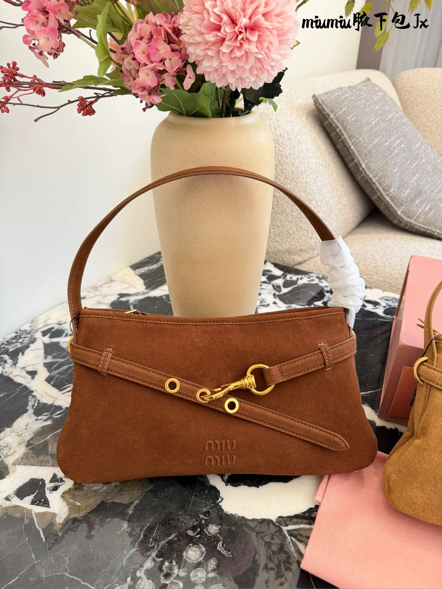 p240 缪缪miumiu新款aventure nappa腋下包 nappa 复古腋下包 又是一个爆款预测！！ 33cm配盒子