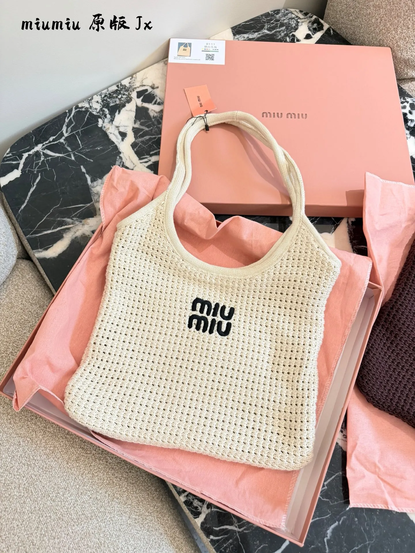 MiuMiu 编织托特👜p240 独特的镂空针织纹理设计,内层帆布衬里,搭配可拆卸帆布小包,可做独立小腋下包或手包使用,多种背法,适合各种搭配,大胆创新的设计完美诠释了 Miu不拘一格,潇洒随性,今年超爆🔥款式,包身非常轻巧,气质随性慵懒,容量超大,上班通勤,外出游玩都是绝佳选择