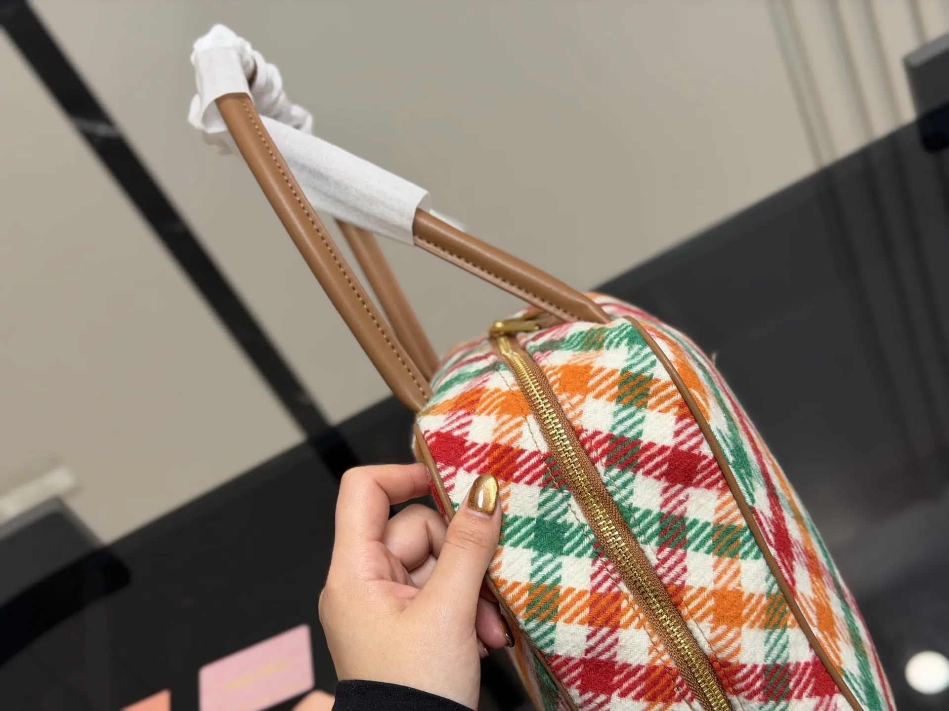 ¥170 无盒 size:35*22cm miumiu保龄球/公文包/ 采用小牛皮 皮质光滑细腻柔软, 棉质缎面衬里。 背起来都很nice 哦 可手拎也可斜挎! 出场就是miumiu小公主!