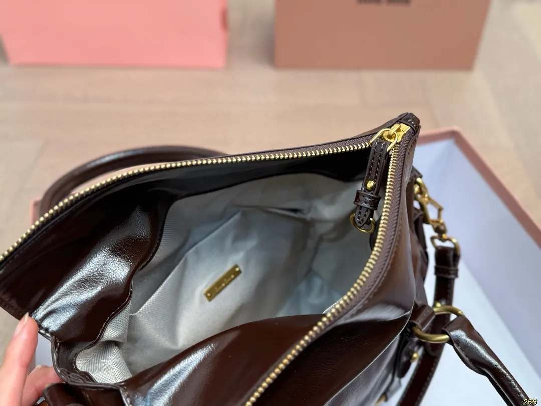 ¥190配盒 缪缪MIUMIU手提包 旅行出差旅游带它超方便 超级抢眼 爱了爱了 真是叫人无法抗拒 又美又能装! 尺寸26 20