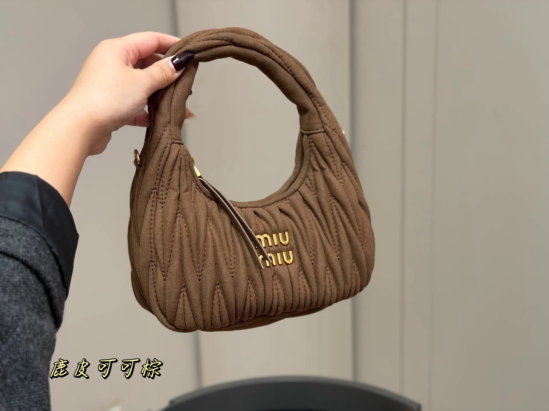 ¥170 配盒 size:22*11cm 可盐可甜的 MiuMiu 女孩 miumiu wander包包 好搭 什么风格都能驾驭 材质很柔软 容量也非常OK 复古俏皮的hobo包型 是近期几乎天天拿出门的包包!