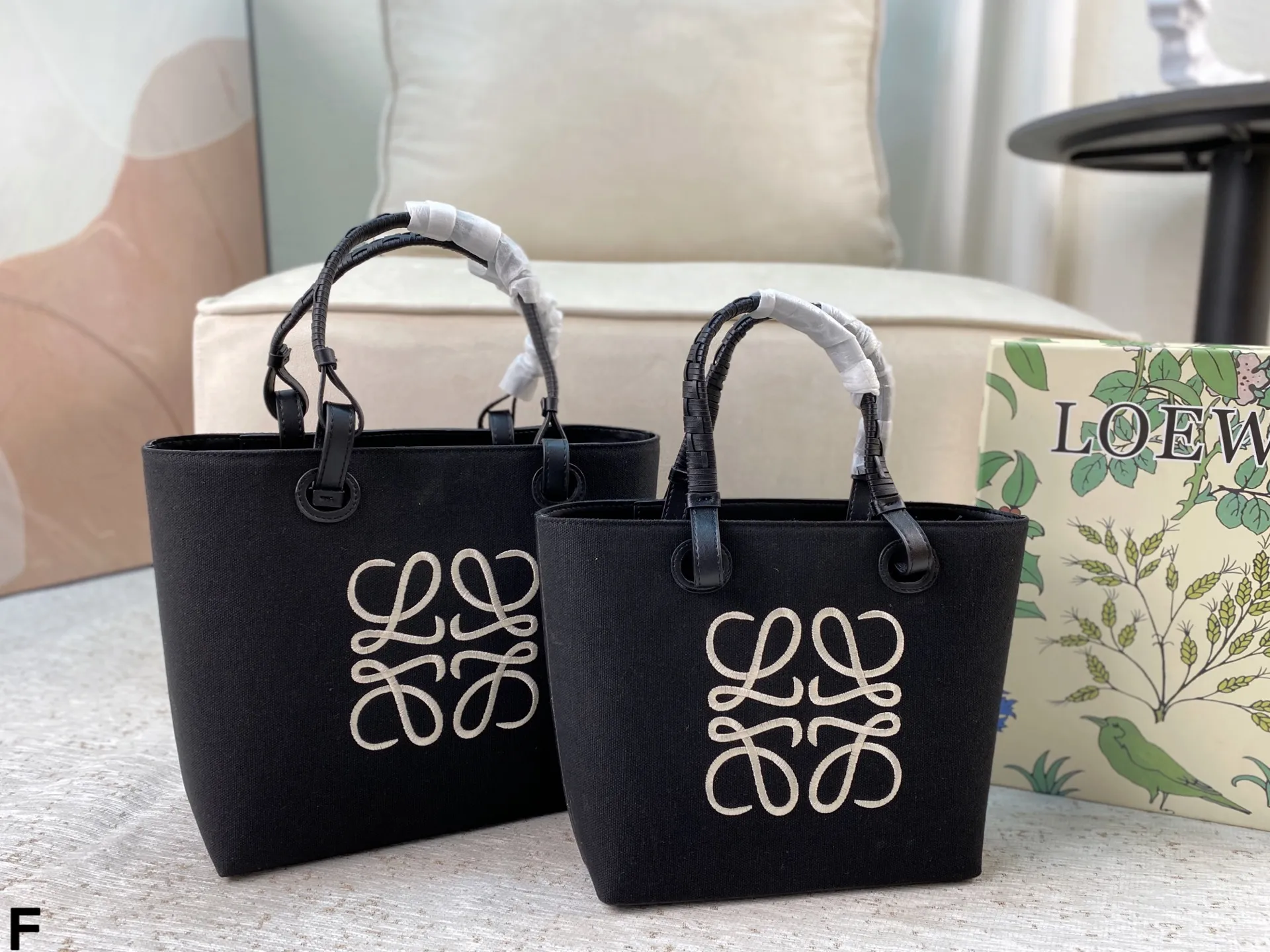 p165/p160 配盒🎁 罗意威Loewe anagram tote背上秒变时髦精 一只装得下全世界的托特 越背越香 能装且百搭不易变形 上班通勤或者日常搭配都很好!尺寸:27*25/23*22