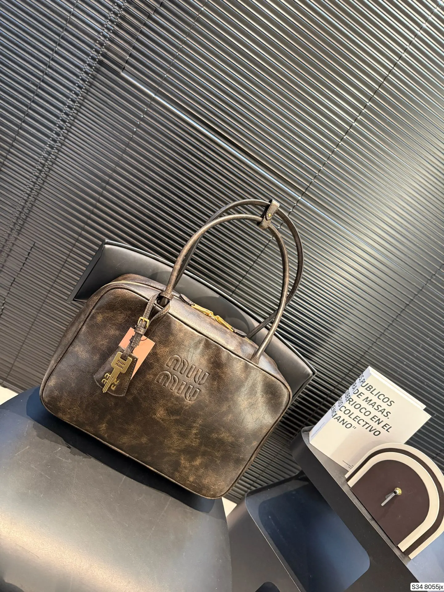 P220 缪缪MIUMIU 保龄球手提包 轻轻松松高级感 包包手感巨好容量也很不赖 简单却又不失华丽 不要觉得会炸眼太高调了什么的 根本不会! 在你的精简穿搭上简直就是点睛之笔 尺寸:34 23 货号8055