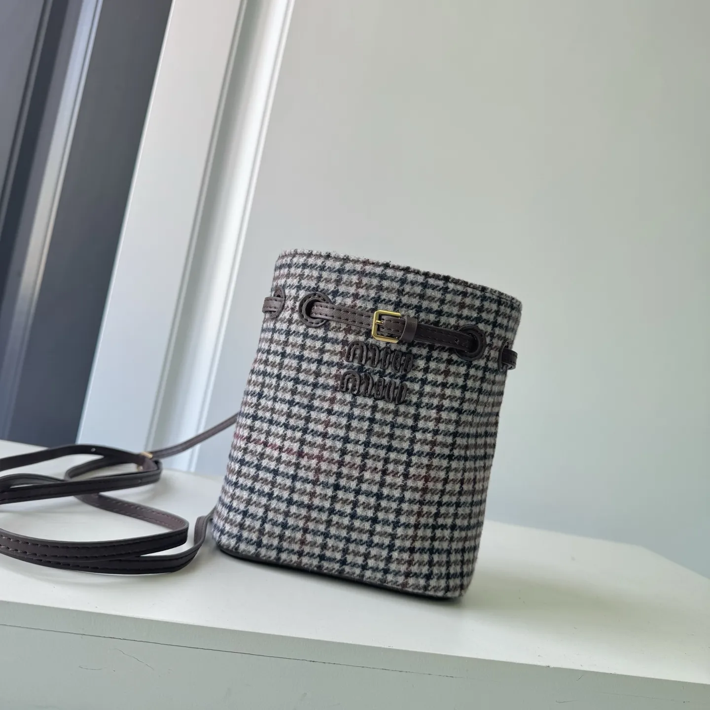 💰170包邮❗ 🍒M家🍒 5NF460,新品格子迷你水桶包,高级柔软,性价比超高,能驾驭各种风格,非常俏皮可爱,可以单肩,斜挎,手提,双肩,造型多变,包包虽小却非常能装,尺寸:17X14X6CM,配原版包装