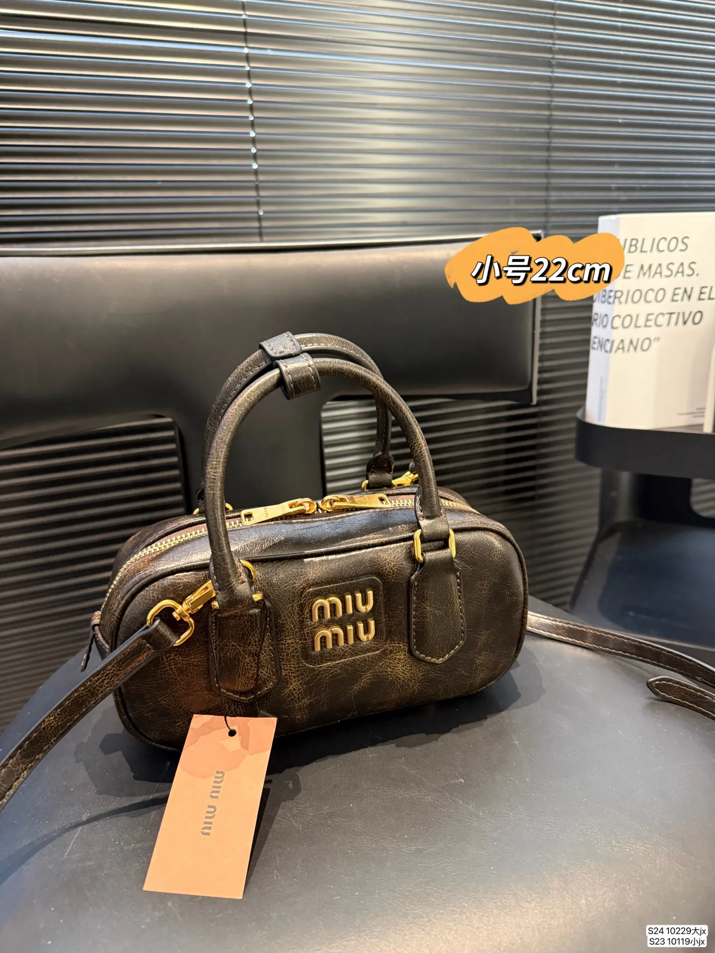 大号P170 小号P165 缪缪MIUMIU 保龄球手提包 轻轻松松高级感 包包手感巨好容量也很不赖 简单却又不失华丽 不要觉得会炸眼太高调了什么的 根本不会！ 在你的精简穿搭上简直就是点睛之笔 尺寸大号28 13 小号22 10 货号大10229 小10119