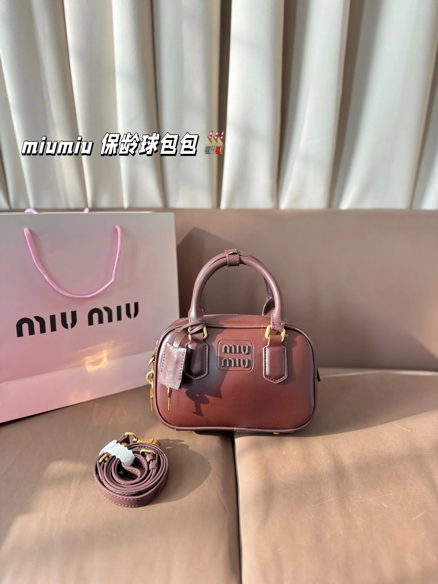 P225 缪缪 可盐可甜的女孩 miumiu 保龄球包包 好搭 什么风格都能驾驭 材质很柔软 容量也非常OK 复古俏皮的hobo包型 是近期几乎天天拿出门的包包！ 尺寸：21*14