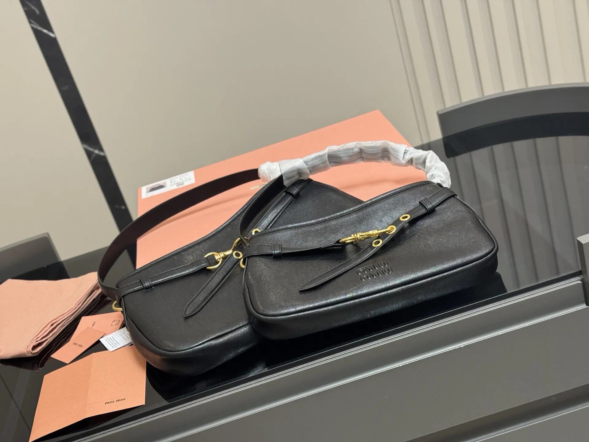 &yen;195 &yen;200 配盒 Size:34cm 40cm Miumiu2025春夏系列包袋， 包包依旧吸引人~ 隔着屏幕都能感受到皮质的细腻巨巨巨高级感～ aventure nappa腋下包石楠木色看似平平无奇却意外的好搭