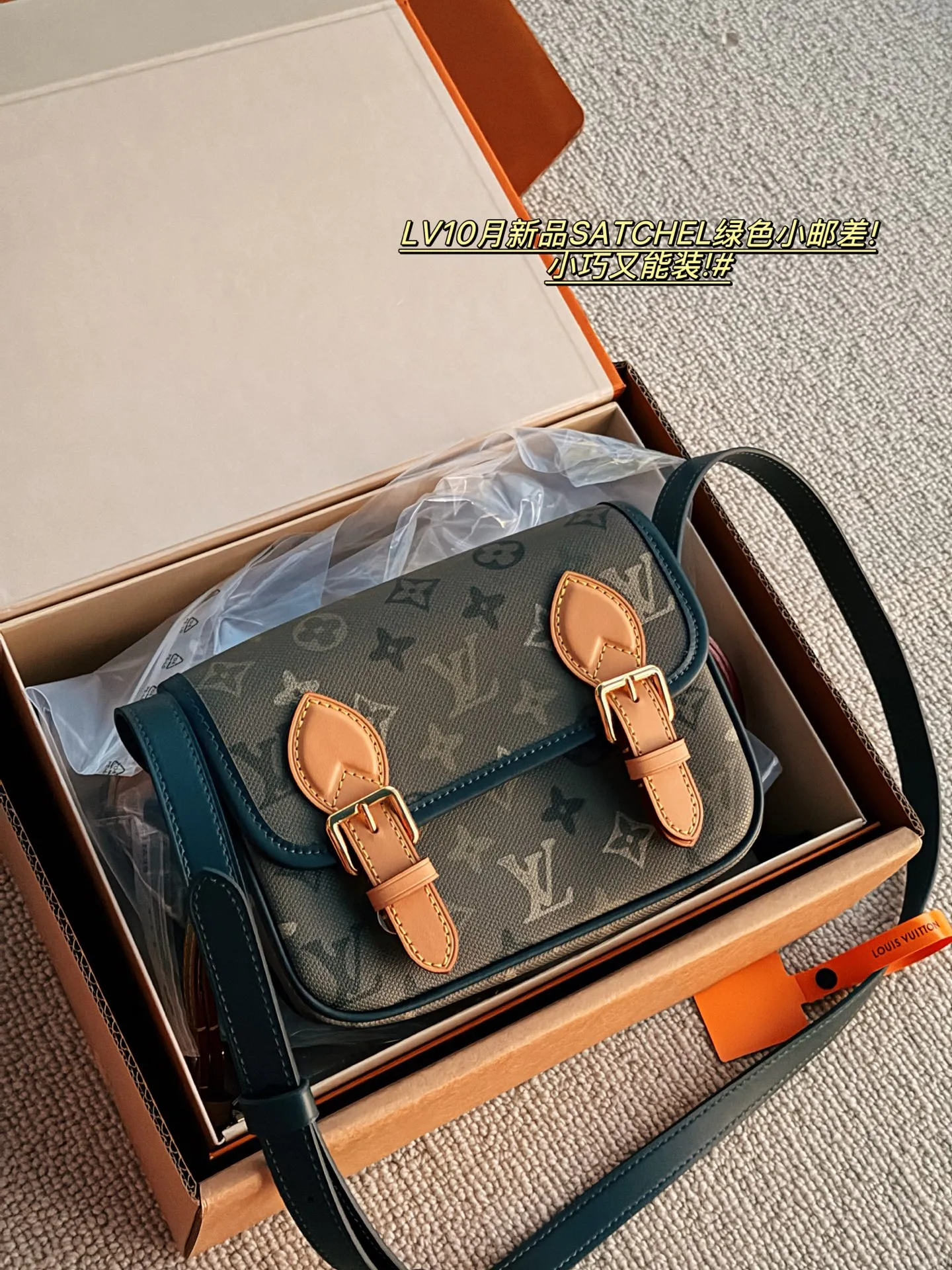 💰200 配盒 全钢五金 size：20*14cm L家 邮差包男包新品！ 新款的 绿色Satchel小邮差包 不大不小容量还十分可观!!!自带复古学院气息!很有vintage的感觉!九月份新款买它就够了!!!!