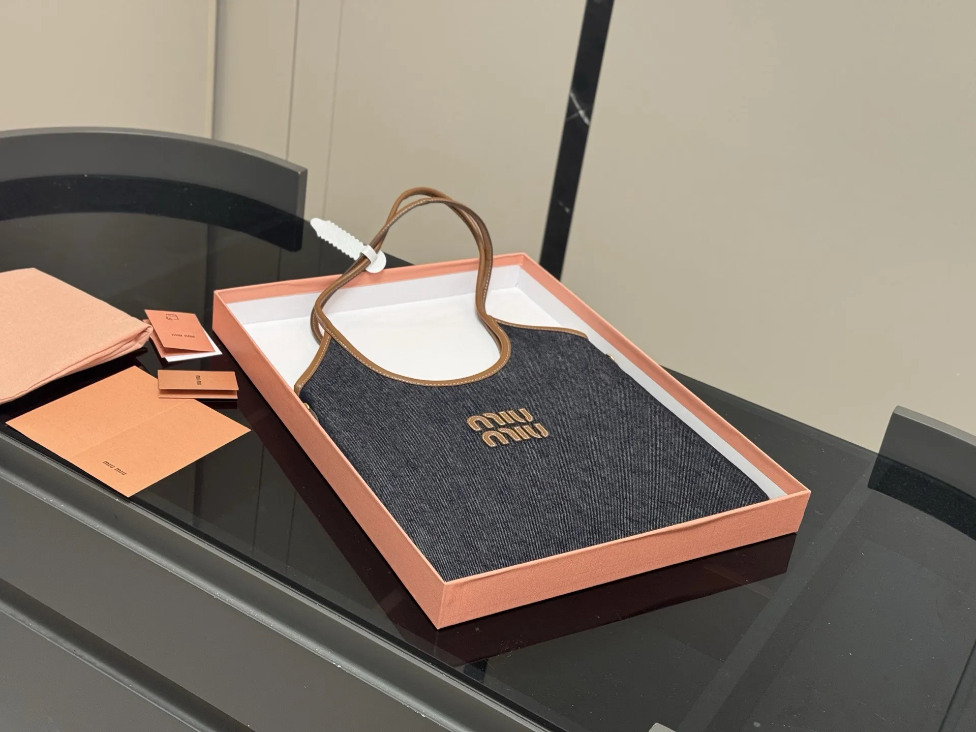 ¥185 全套包装 size:35*34cm miumiu新款托特tote 今年的风刮的太猛了 老多爆款了! 这款的版型也太好看了吧! miumiu准备承包我的夏天吗