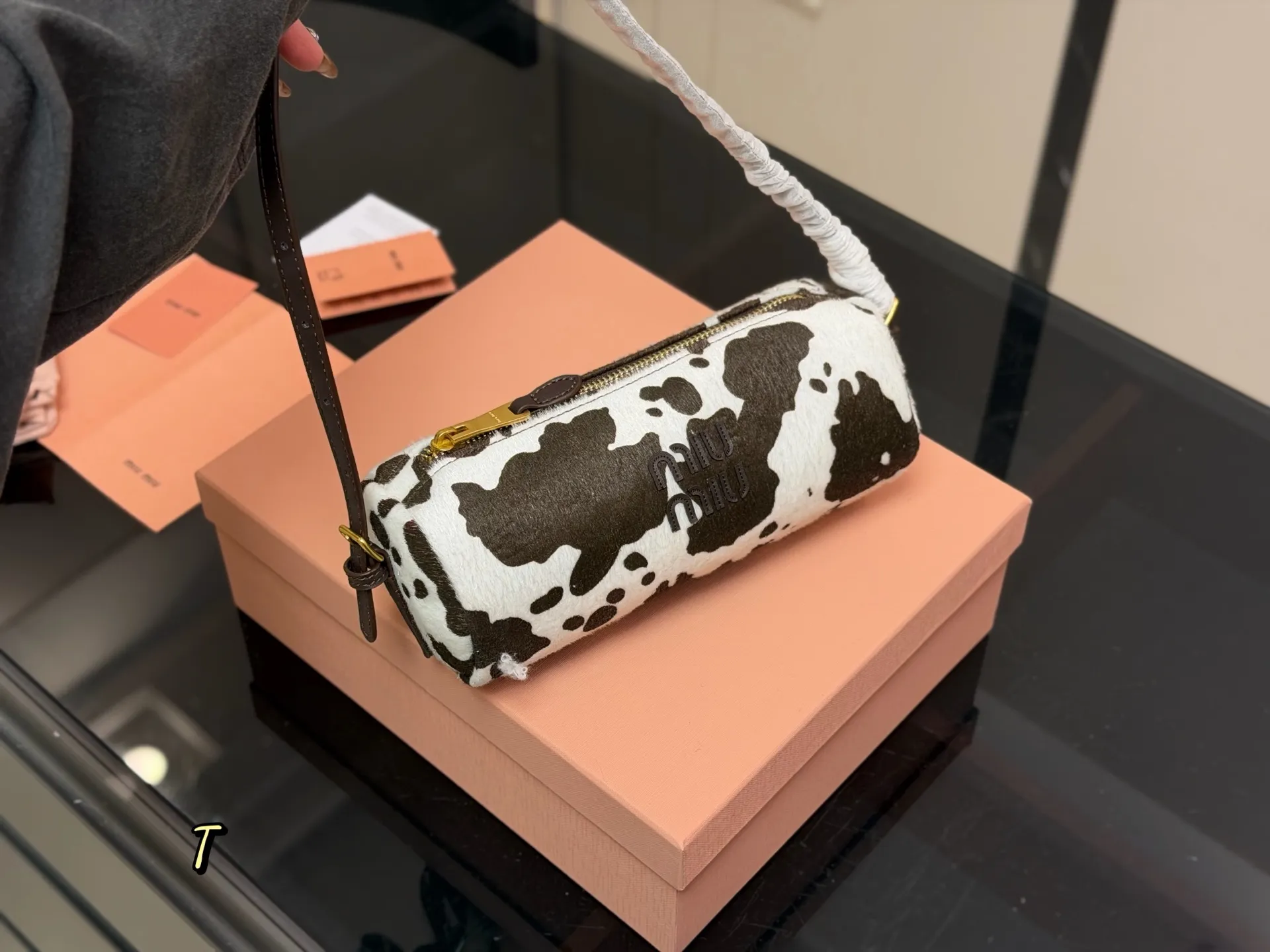 &yen;120 配礼盒 size：23*19cm miumiu的笔筒包 性价比也太高了！ 麂皮质感超软糯 每个色都像从韩剧女主衣柜偷出来的