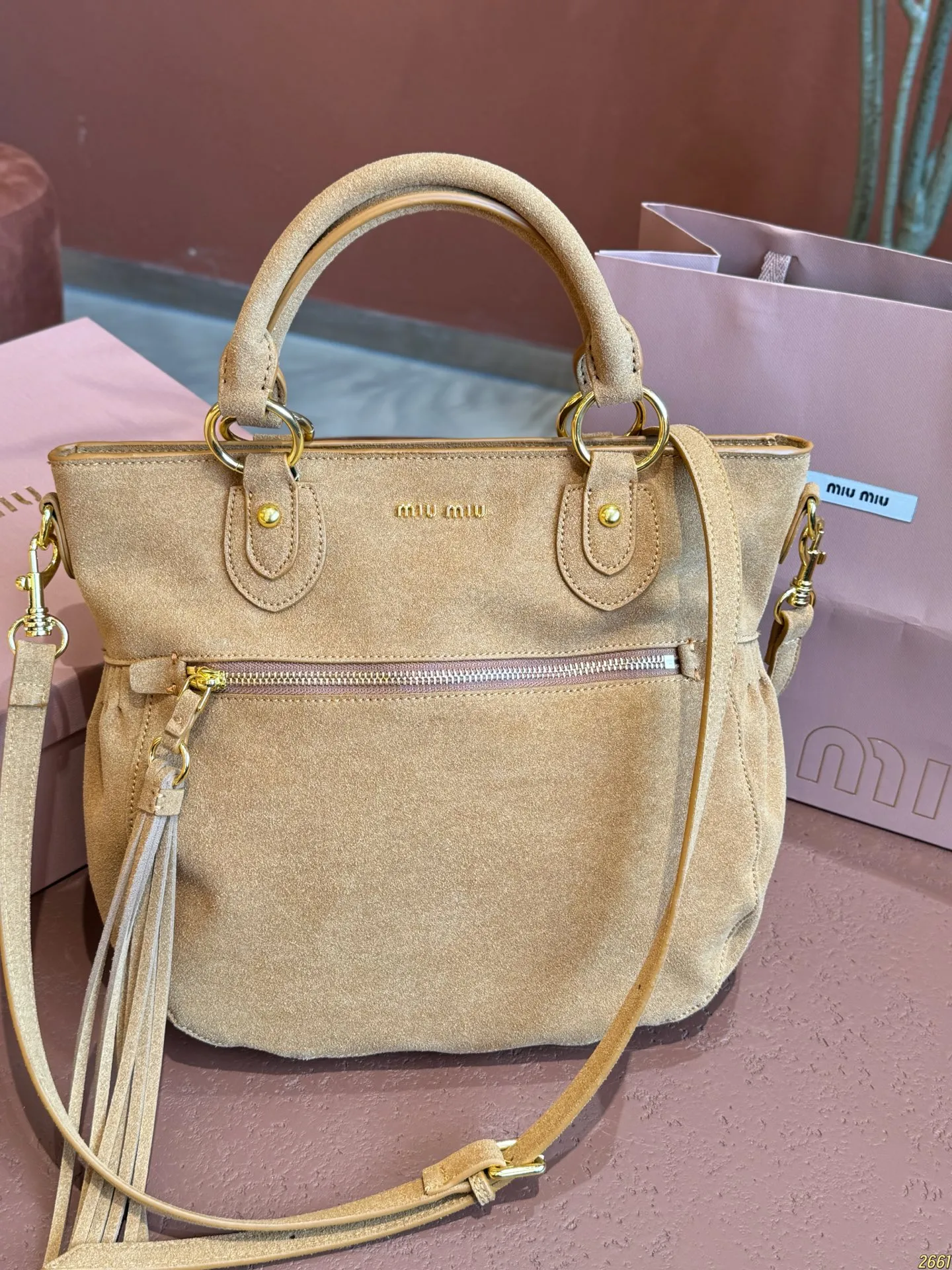 ¥200配折叠盒⚠️尺寸30*26 MIUMIU Aventure麂皮托特包 简洁大方的设计,既能装下日常出行的必需品又能作为造型的点睛之笔,提升整体的高级感出道即巅峰!!时髦精被迷住了新款托特tote质感无敌了!