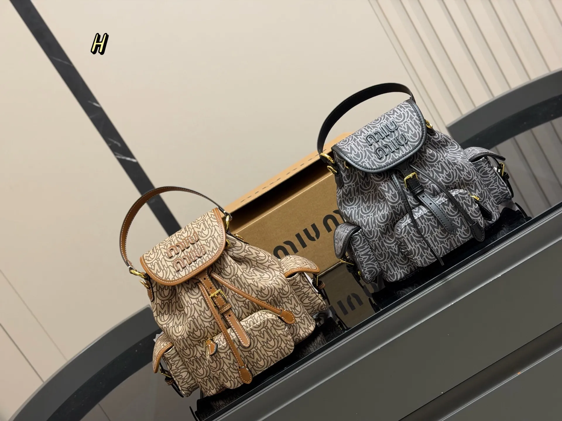 &yen;230 配盒 size：21.23cm 又一季特别美丽的Miu Miu miumiu ss25 双肩包 少女心与摩登格调的碰撞 轻松拿捏时髦 轻便能装，质感绝绝子，miumiu的少女感+酷感完美结合~