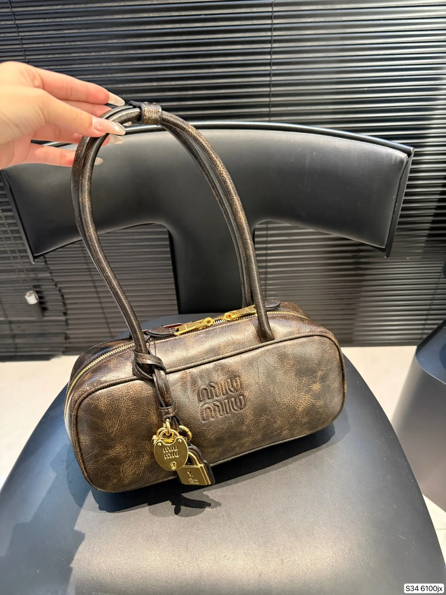 P220 缪缪MIUMIU 保龄球手提包 轻轻松松高级感 包包手感巨好容量也很不赖 简单却又不失华丽 不要觉得会炸眼太高调了什么的 根本不会！ 在你的精简穿搭上简直就是点睛之笔 尺寸：27 12 货号6100