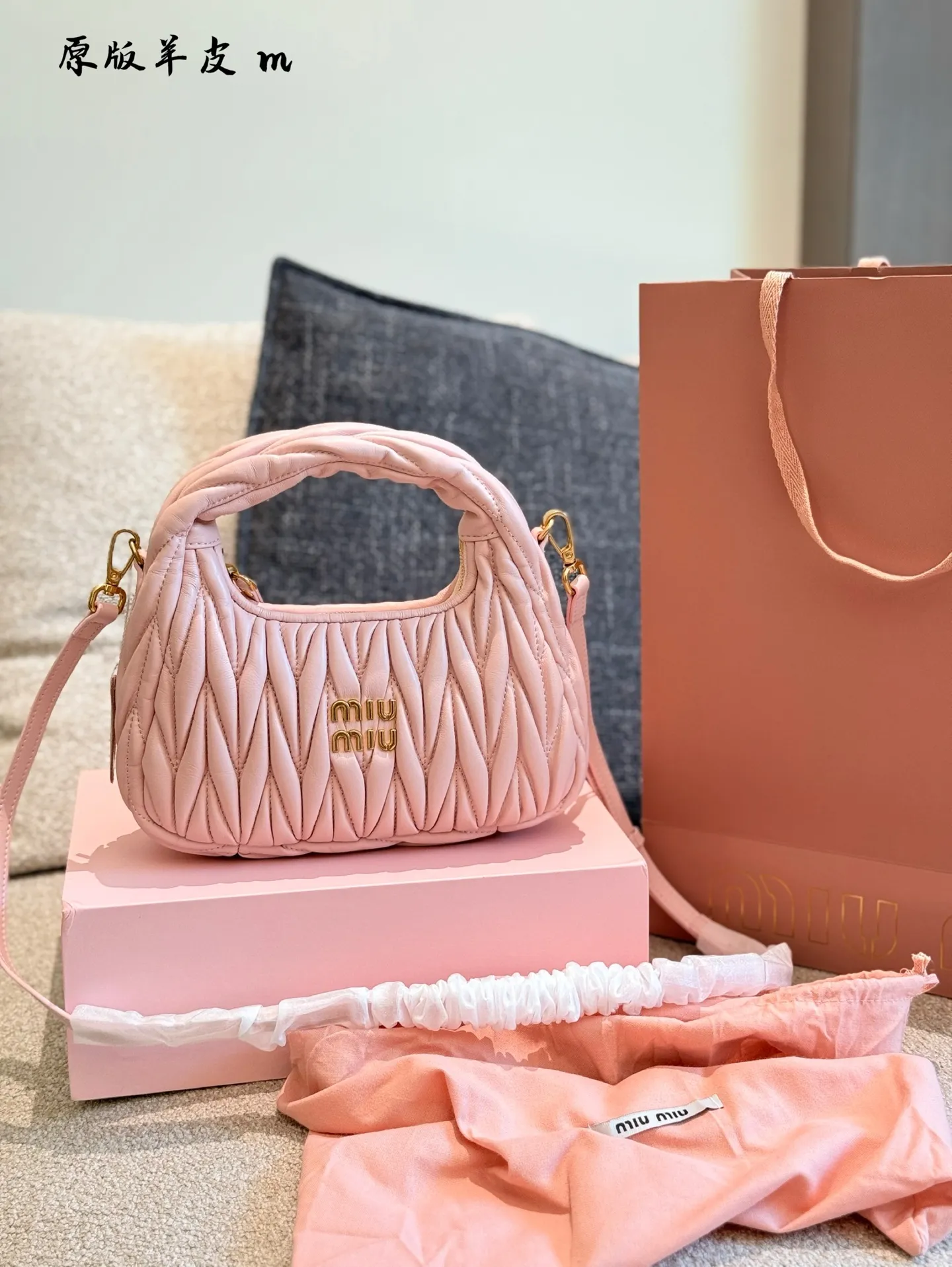 p240羊皮hobo月牙包 红红火火恍恍惚惚缪缪出街啦~ 芜湖~好看的缪缪miumiu小号hobo 小号是专柜里卖得最好的的尺寸,容量大小合适,轻 经典的褶皱羊皮, 软软的好有质感 搭配衣服真的吼吼看~一秒时尚感千金风拉满红色也很显眼,好多场合都可以搭配 张元英同款~~~ #miumiu包#miumiu包 #美包23cm折叠盒包装