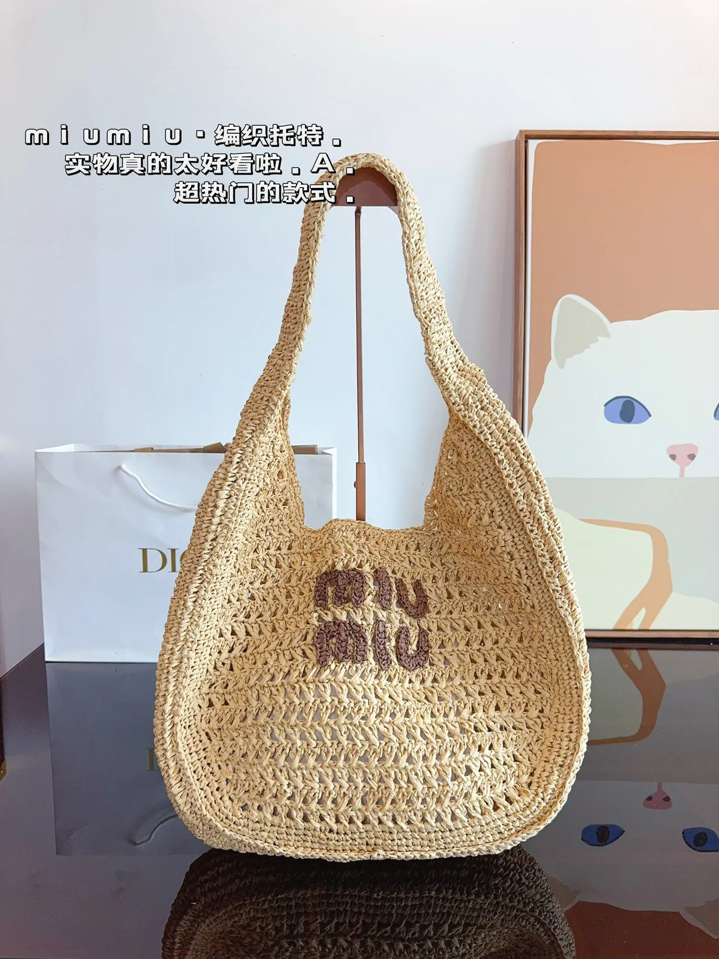 p160 miumiu 草编单肩包. 草编包的趋势再度袭卷而来,轻松成为本季新 宠!不论日常出游或是假日逛街,出镜率超高的包 款总让人联想到温暖的季节和愜意海滩时光。由拉 菲草编织而成,质地清新自然,从视觉到触感都自带夏日风情,为结构感鲜明的包款注入优雅精髓。尺寸:36*32cm