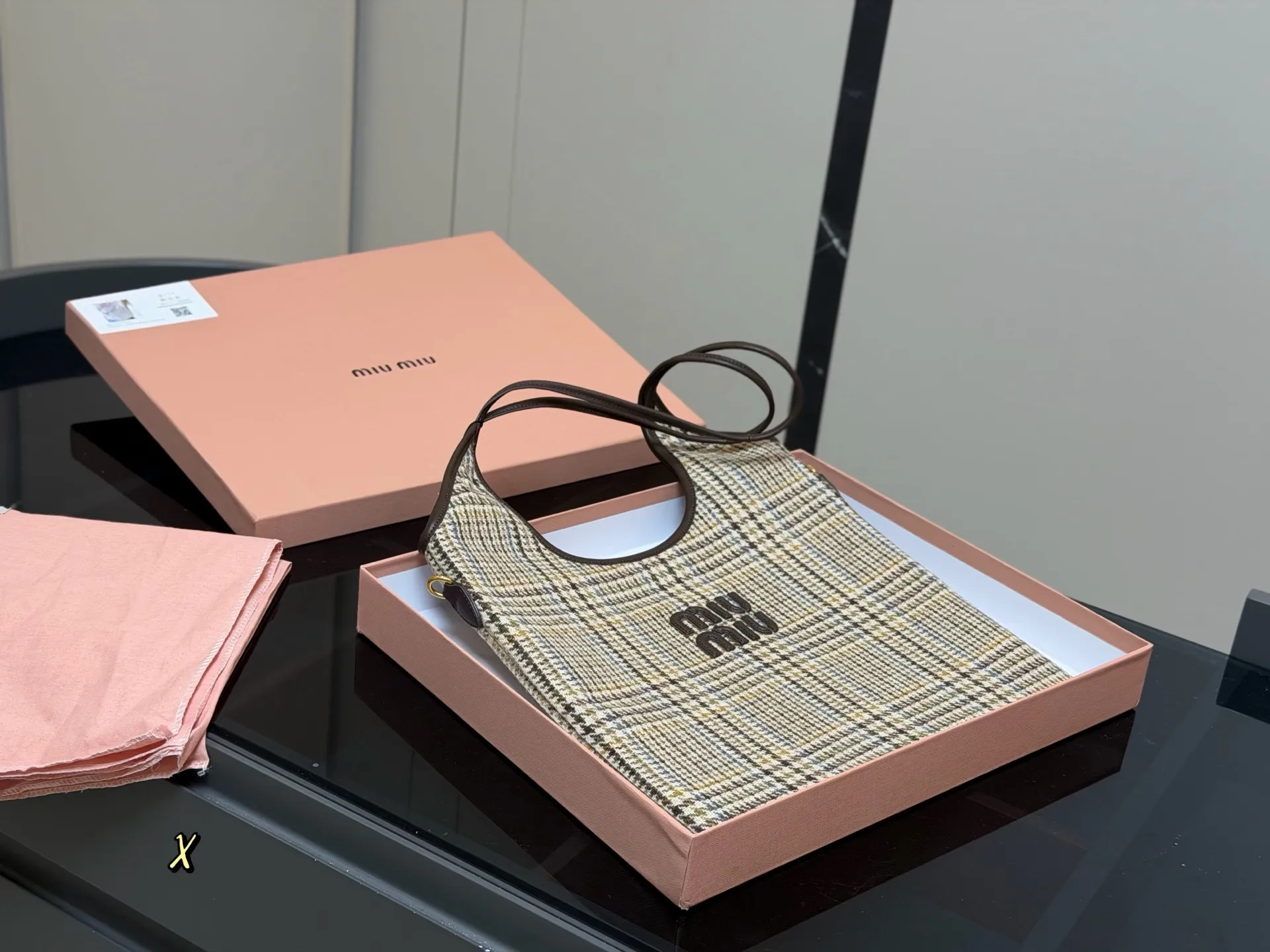 ¥190 全套包装 size:35*34cm miumiu新款托特tote 今年的风刮的太猛了 老多爆款了! 这款的版型也太好看了吧! miumiu准备承包我的夏天吗