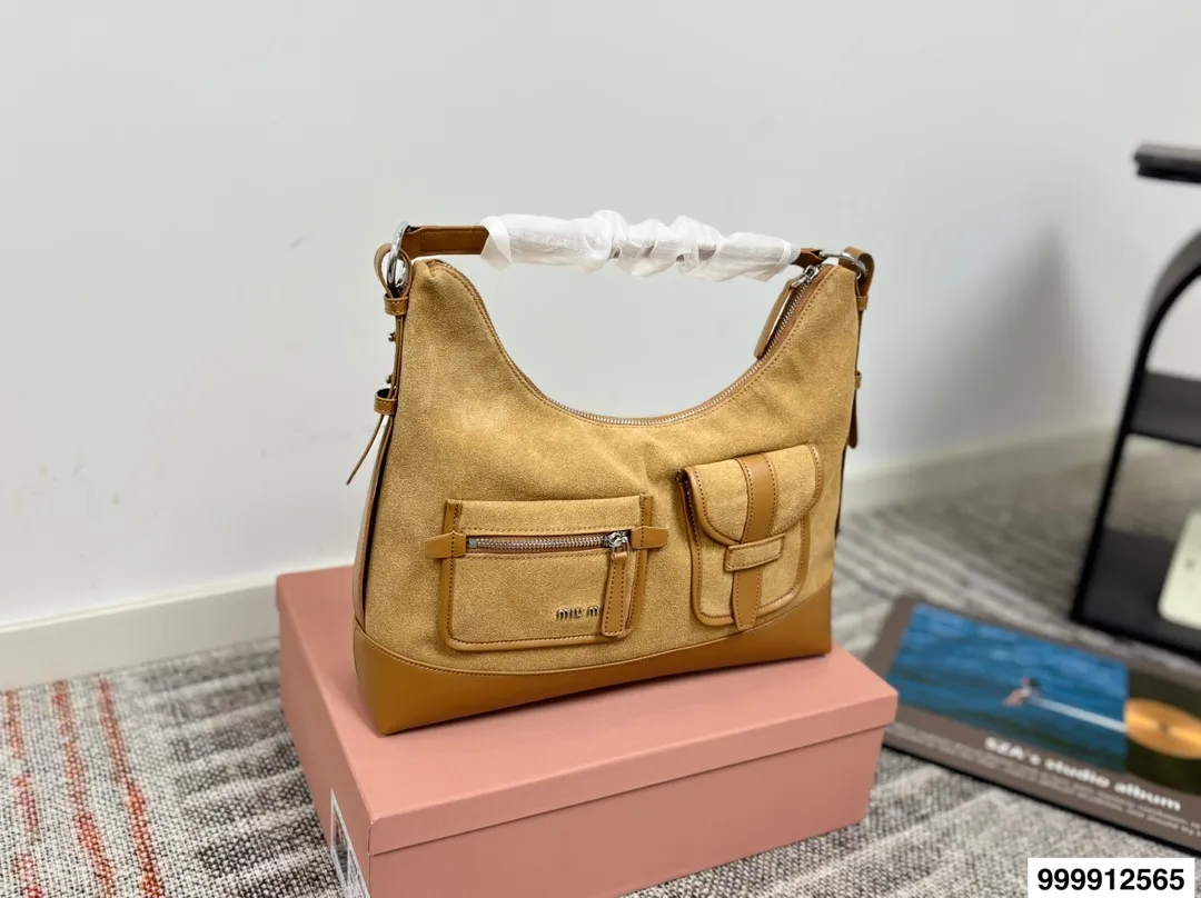 p175 超纤密封包装 缪缪腋下 miumiu特别的包包。大多包型的设计都是偏简单、基础的,只是当时颜色和材质的运用,让人觉得每款包包都有一个创意点 #miumiu #腰包 #MIUMIU # 尺寸35 24