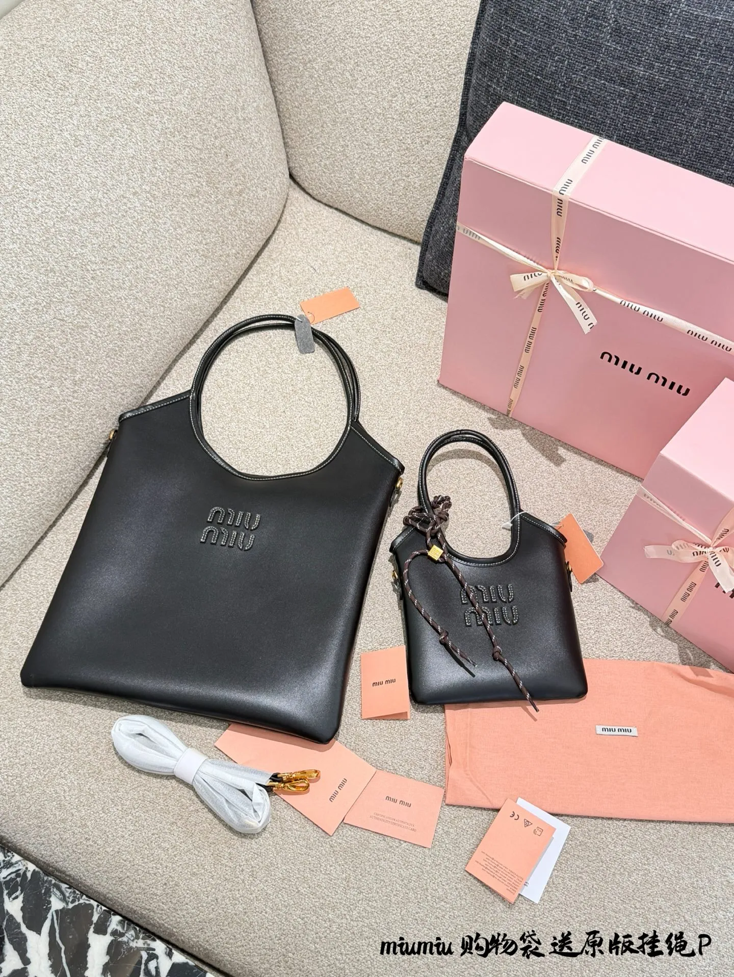 p150p180 miumiu托特👜秋冬必入高级感拉满！ 牛皮质感也太绝了吧！ 软乎乎却超有型～通勤逛街两不误 容量惊人还轻便✨ 随便一拎就自带时髦滤镜 姐妹们冲这只！ 真的百搭到哭😭 15cm28cm底长配盒子送挂件