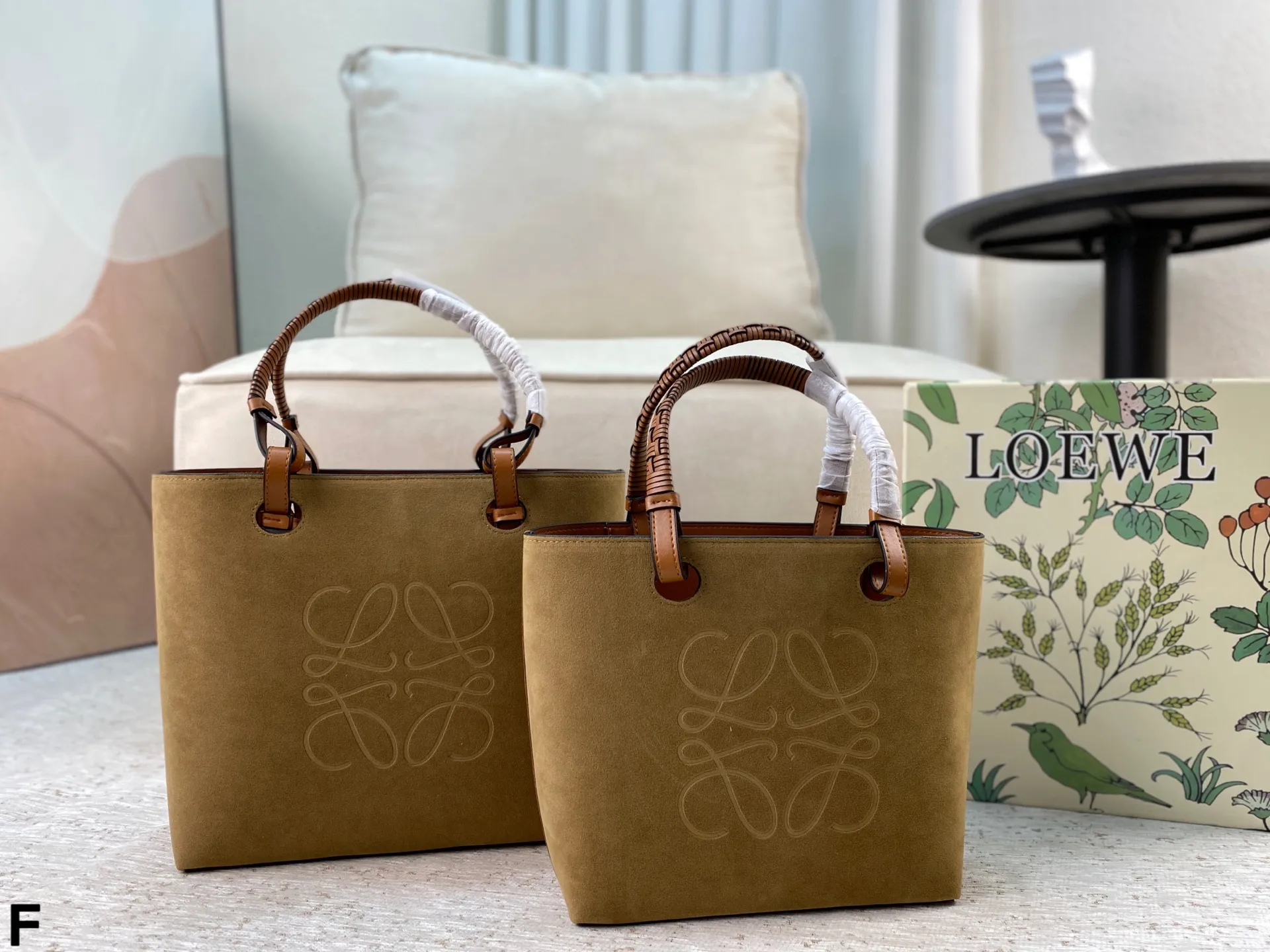 p165/p160 配盒🎁 罗意威Loewe anagram tote背上秒变时髦精 一只装得下全世界的托特 越背越香 能装且百搭不易变形 上班通勤或者日常搭配都很好!尺寸:27*25/23*22