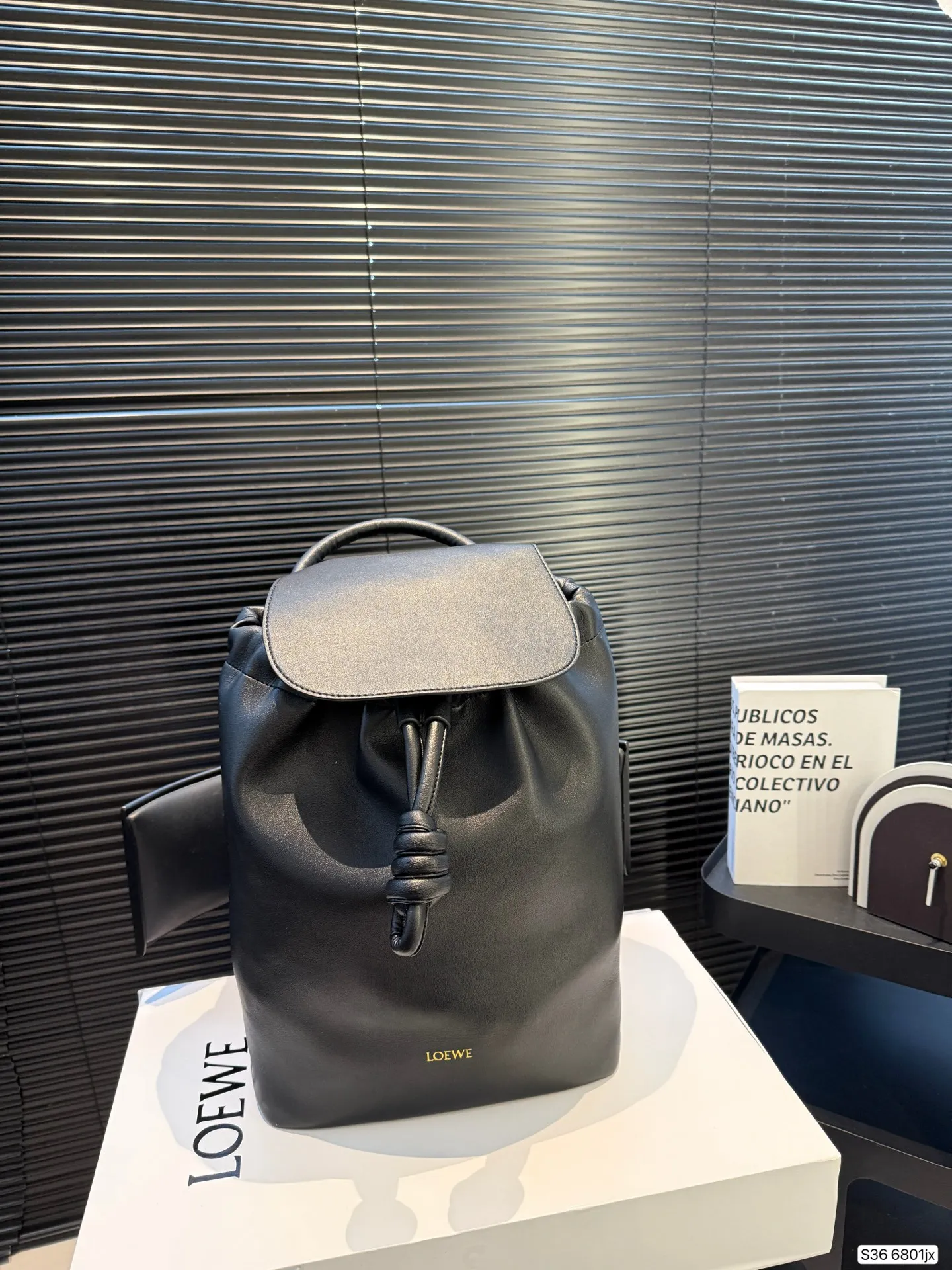 P230 配折叠盒罗意威双肩 Flamenco 背包自带复古千禧流线型实用日常设计,非正式学院风preppy style在风格上更加复古、休闲、实穿 #罗意威 #PreppyStyle #预科风 尺寸:25 33 货号6801