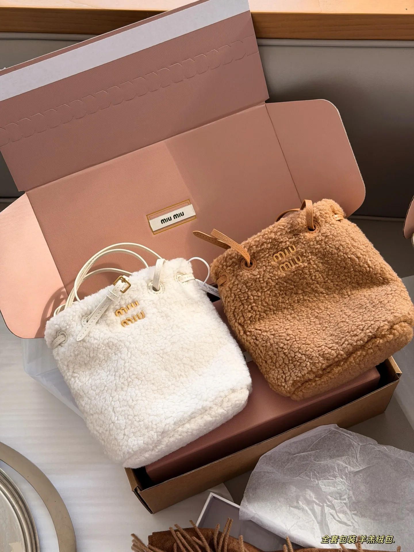 💰195 全套包装 size:18*17cm miumiu的小福袋 羊羔绒包 性价比也太高了! 质感超软糯 节日氛围感满满秋冬季的独乐乐