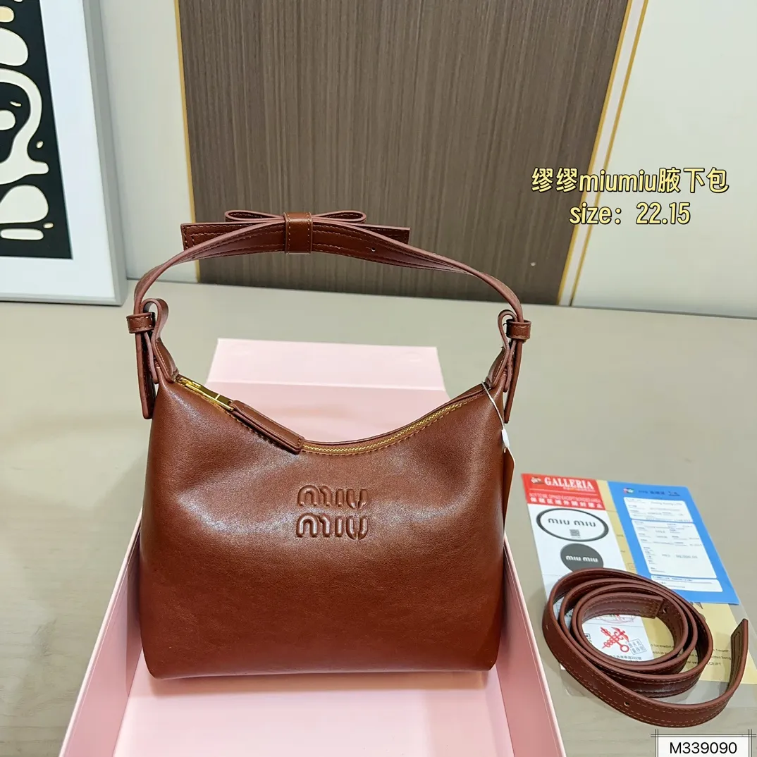 💰115(折叠盒) 尺寸22.15 MiuMiu缪缪腋下包 牛仔的材质随性且休闲! 整体上手非常轻便~ 优雅贵气高级感并存! 颜值爆表很好搭配👏