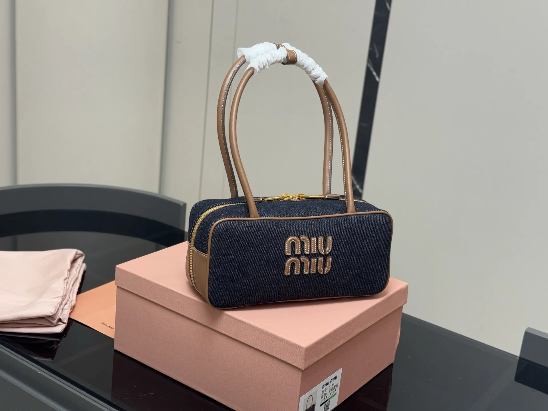 &yen;195 升级版配盒 size：28*13cm miumiu保龄球/公文包/ 包包甜度刚好！ 很难不爱啊啊！ 可手拎也可斜挎 绝对不是小废包哦!容量足足的~~ 出场就是miumiu小公主！