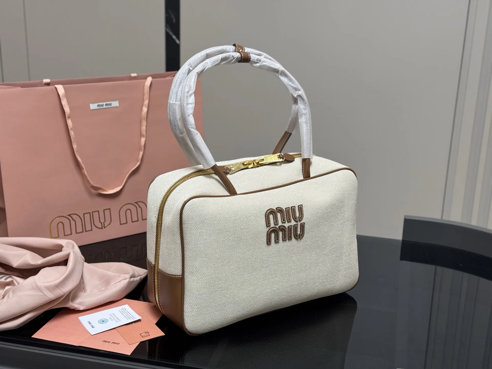 &yen;195 无盒 size：35*22cm miumiu保龄球/公文包/ Miu又来抢钱了新款帆布公文包 来咯 ！ 背起来都很nice 哦 可手拎也可斜挎！ 出场就是miumiu小公主！