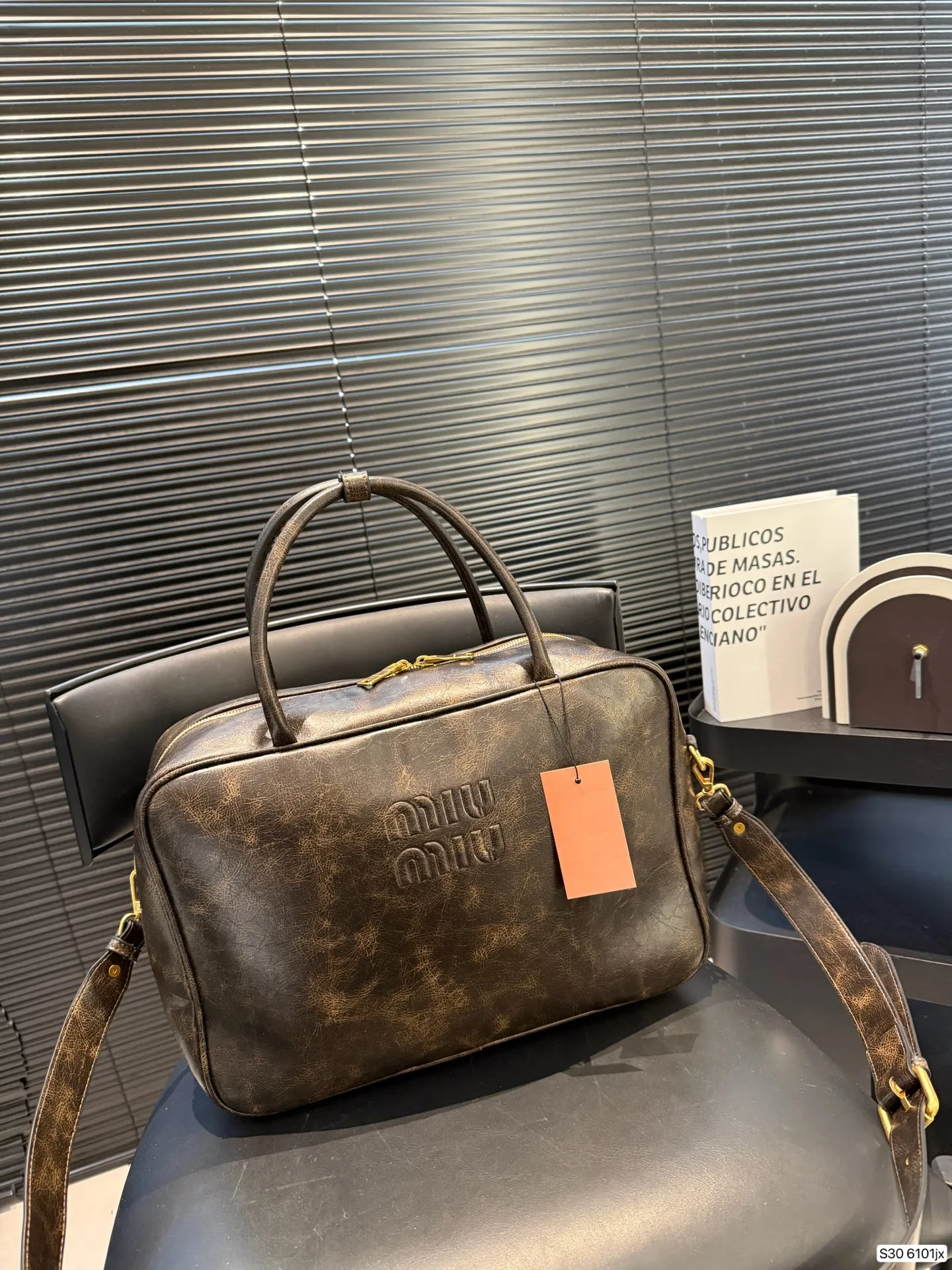 P200 miumiu 保龄球公文包 miumiu 保龄球公文包 质感很高级 容量超级大也很耐用 日常出街背它回头率百分百 就是这种随性慵懒感 尺寸34 23 货号6101