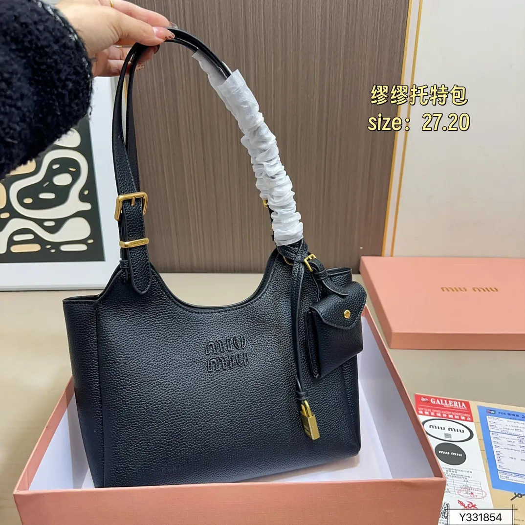 💰170 .配礼盒🎁. 缪缪MIUMIU 秋冬新款托特包 最火得miumiu 女孩.. 甜度刚刚好 很难不爱的 散发着复古的气息 背上它不仅是公主也是女王 小小的身体大大的容量 特别能装💯 尺寸：27.20