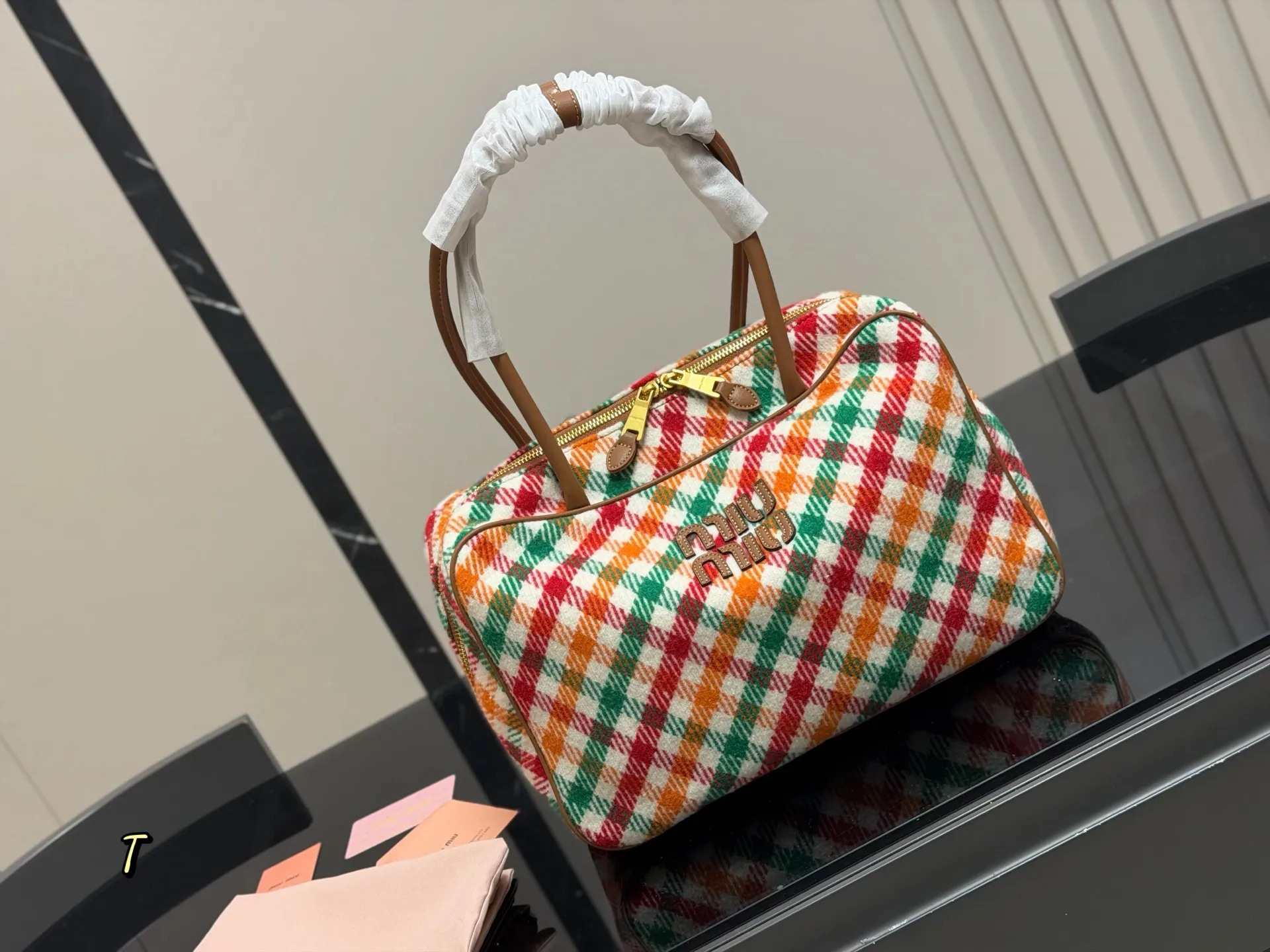 ¥170 无盒 size:35*22cm miumiu保龄球/公文包/ 采用小牛皮 皮质光滑细腻柔软, 棉质缎面衬里。 背起来都很nice 哦 可手拎也可斜挎! 出场就是miumiu小公主!