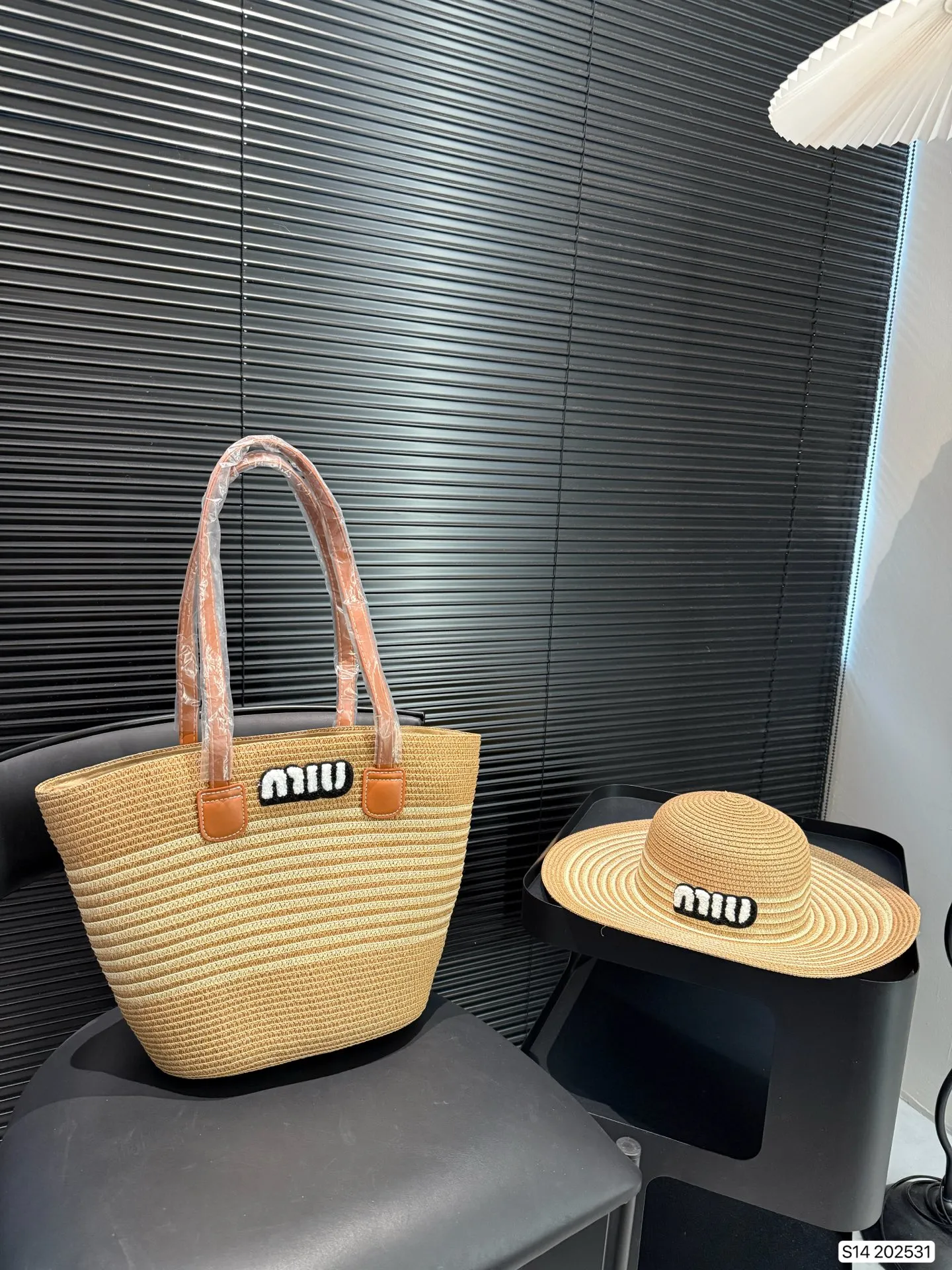 P120 缪缪miumiu 编织包➕编织帽组合 夏季新款草编包Basket Bag 菜篮子 编织拼皮购物袋沙滩🏖️度假⛱️手提包。尺寸26 29 货号202531