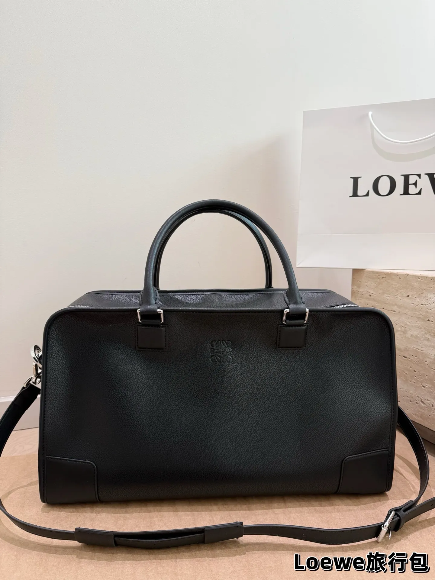 牛皮版本 P200 罗意威新款旅行包 机场包 Loewe Gova Small Backpack 罗意威新款旅行包 男款背包 超热门背囊 Goya 系列机场包兴? 双向拉链开合背带 可自行调节长短新颖的设计时尚及实用性并存男女通用 size: 48 26cm #最爱的包包