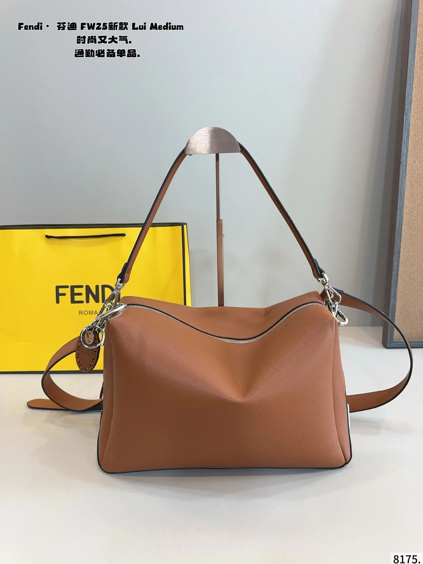 p185 罗意威 FW25新款 Lui Medium 绵密的手感，轻便的包包 很有质感 可盐可甜 上身绝美 无可比拟 是每个追求漂亮的女孩必入单品尺寸：32*12*22cm