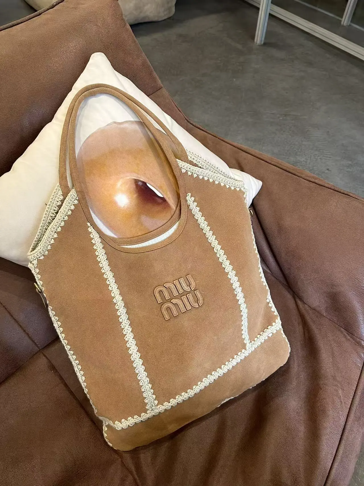 预售款💰288包邮❗ 【细节实拍】Mi* Mi*又双叒叕放大招~这次新款鹿皮包袋美到犯规 将柔软的鹿皮与精致的勾针工艺巧妙融合 堪称玩趣肌理与慵懒美学的经常碰撞 触感轻轻一摸细腻的不像话 勾线部分更是设计的绝绝子 intrcate的针法勾勒出别图案 细节里满是匠心巧思 这次推出的Wender跟ivy都是经典包型 实用性拉满💯 尺寸:35×40cm ❌不退不换慎重下单❌