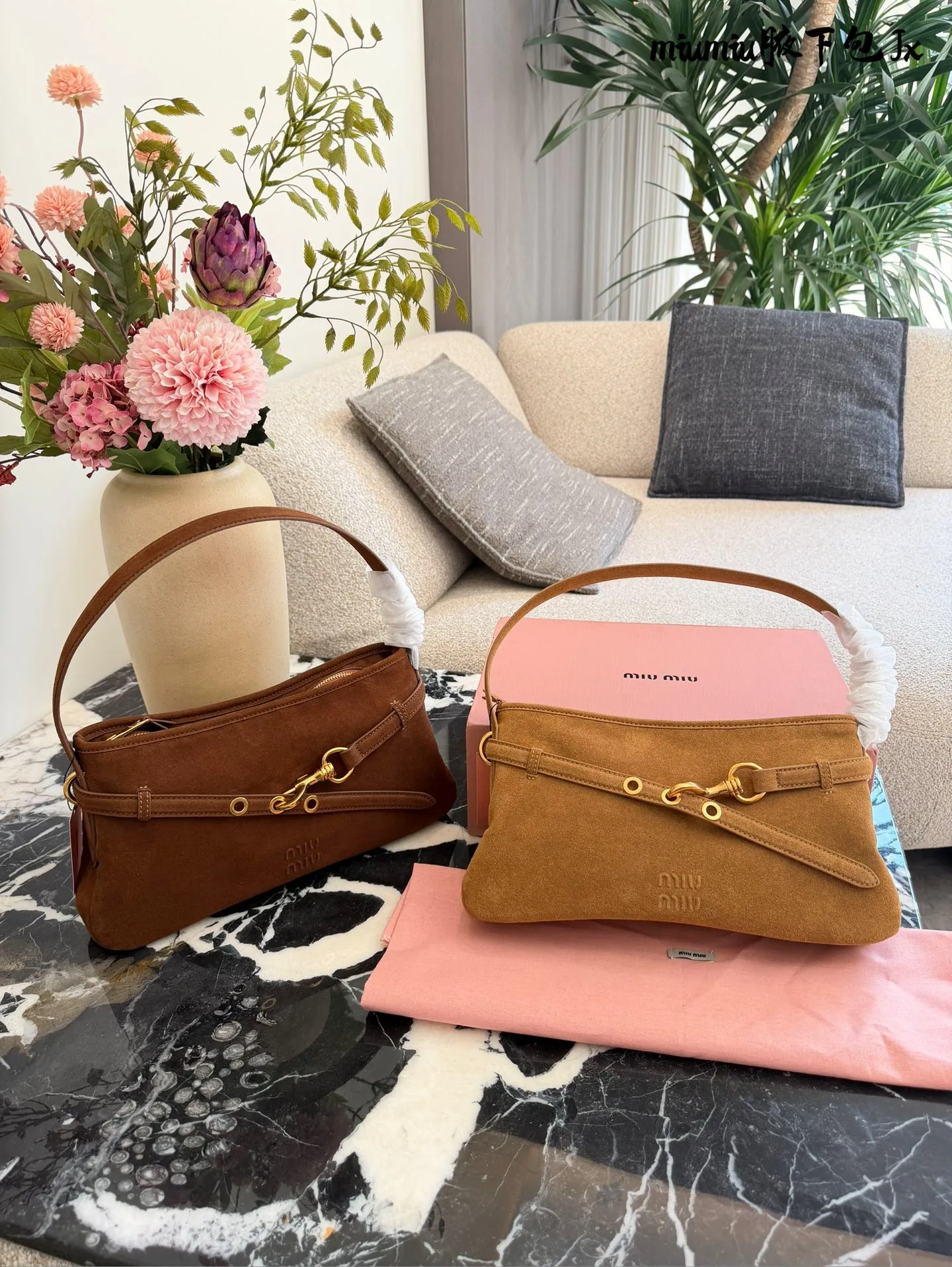 p240 缪缪miumiu新款aventure nappa腋下包 nappa 复古腋下包 又是一个爆款预测!! 33cm配盒子