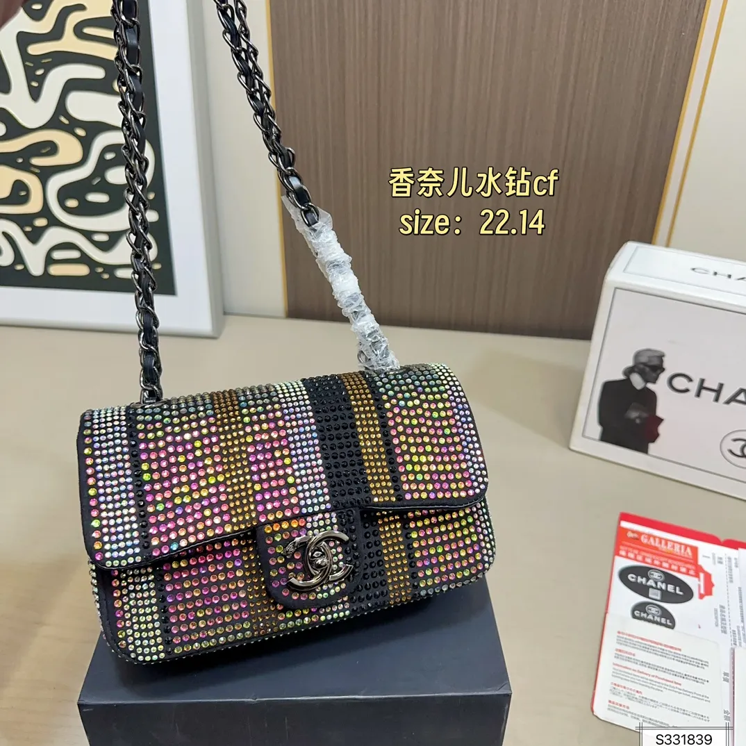 💰155 折叠盒 Chanel香奈儿水钻CF 独特设计 又酷又飒低调的奢华 可盐可甜 极致美感 绝美女孩就是你 尺寸: 22 14