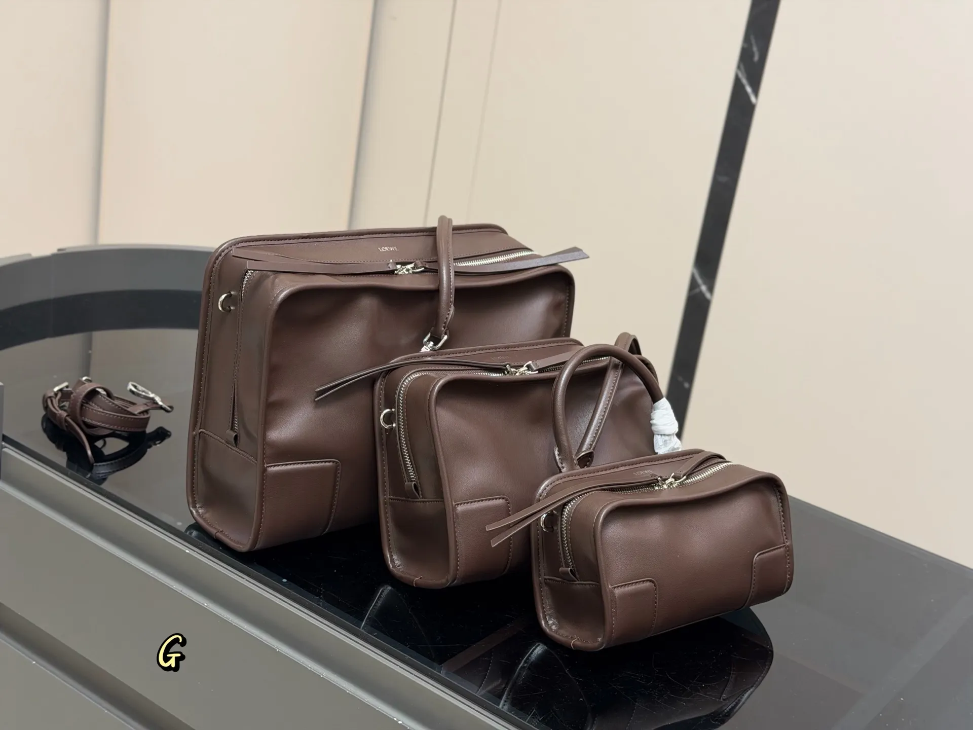 &yen;260 &yen;240 &yen;225 Loewe2026春夏最爱 Amazona180手袋 作为罗意威的皮具DNA载体， 同样完成了传统与创新的衔接。 全新的 Amazona 180手袋以更随性的方式呈现，延续着品牌百年皮革工艺底蕴。超期待这款手袋 尺寸:35cm 25cm 22cm