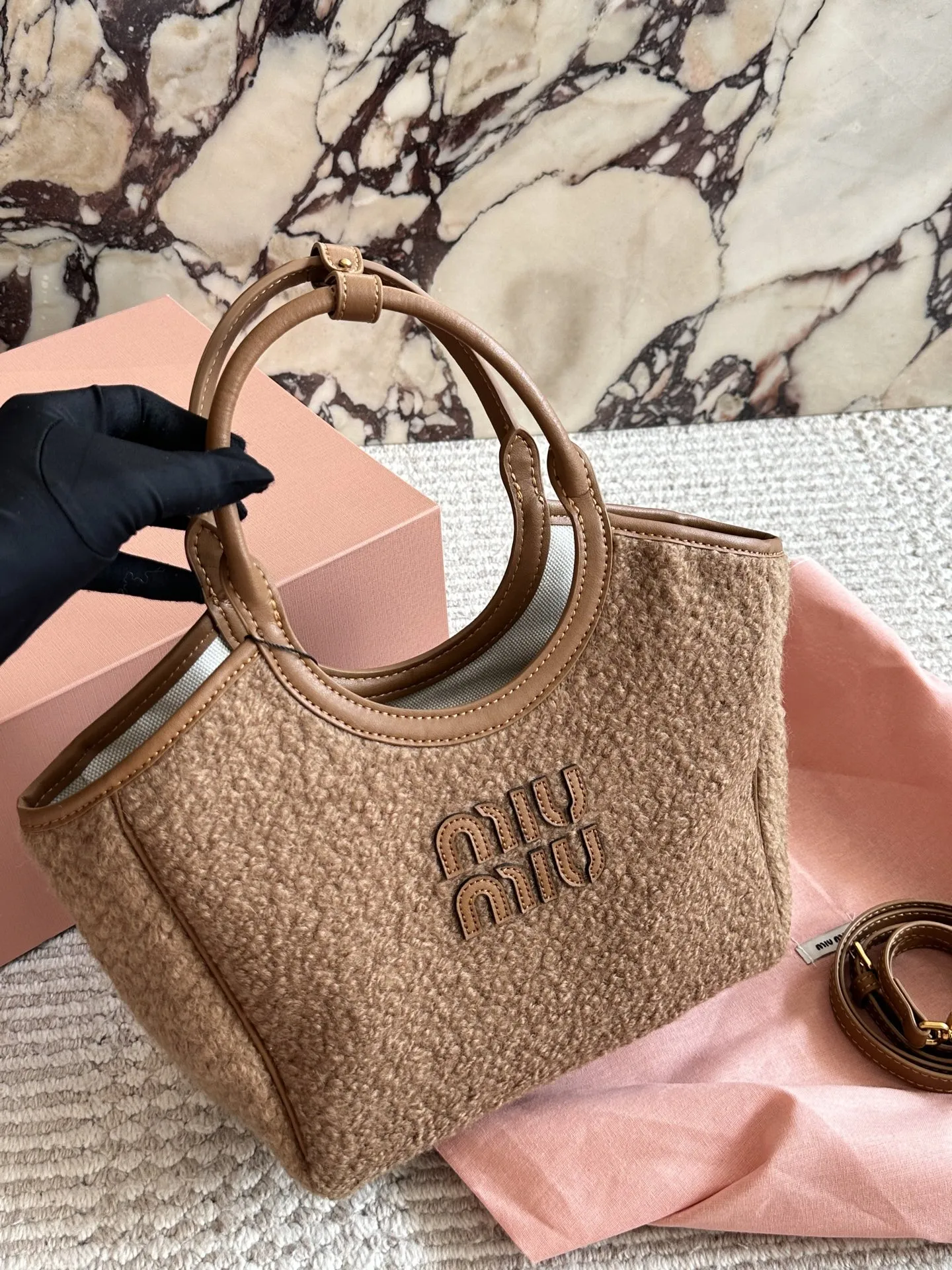 p190 miumiu限定款托特包 简单又好看 miumiu而且超级实用， #miumiu新款包包 尺寸小号 22 17cm