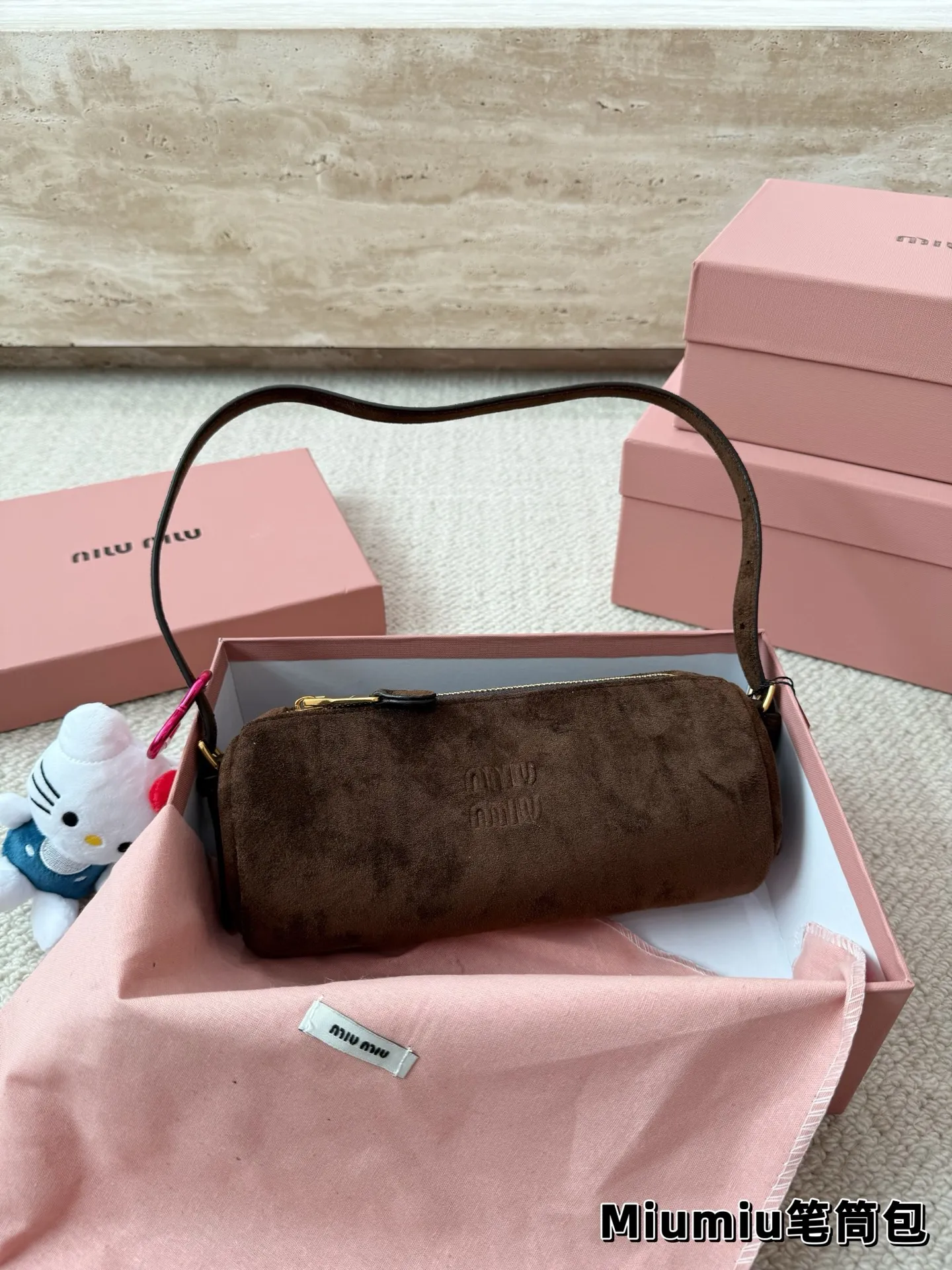 P160 麂皮 别怪我没提醒❗️MiuMiu最性价比小包包 夏天当然是要背迷你小包包啦! 哪个女孩能抵挡住迷你小笔筒包的诱惑~ 日常好装东西出门的腋下小包👛 小羊皮和翻毛皮都有噢~关键是性价比超高~