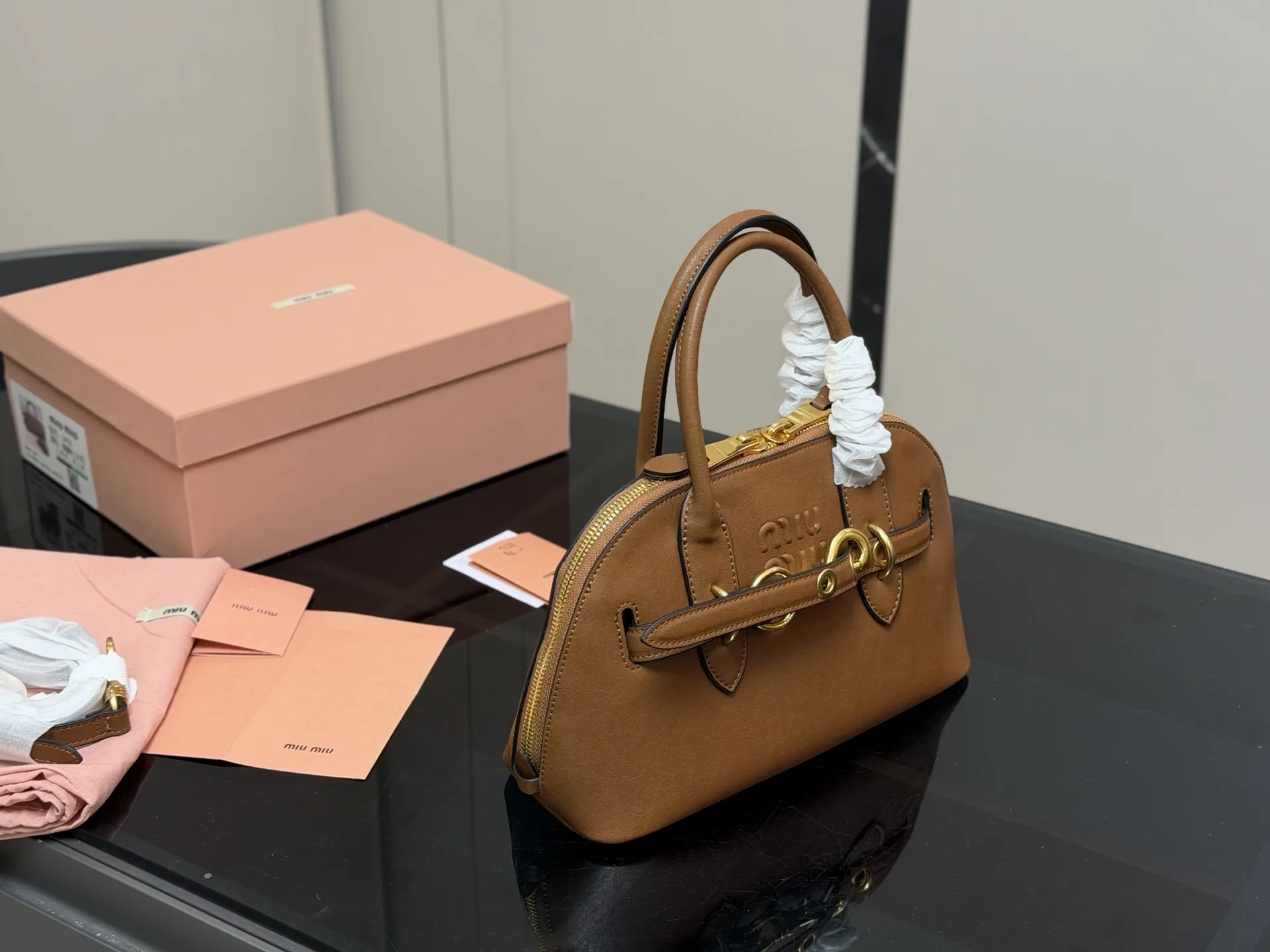 &yen;230 配盒 size：28*16cm miumiu 贝壳包包， 特别喜欢这个的设计！ miumiu的坑真的好仙女好好看！ 真的很有质感！ 可斜挎可手拿可单肩， 日常约会出行简单好搭配。