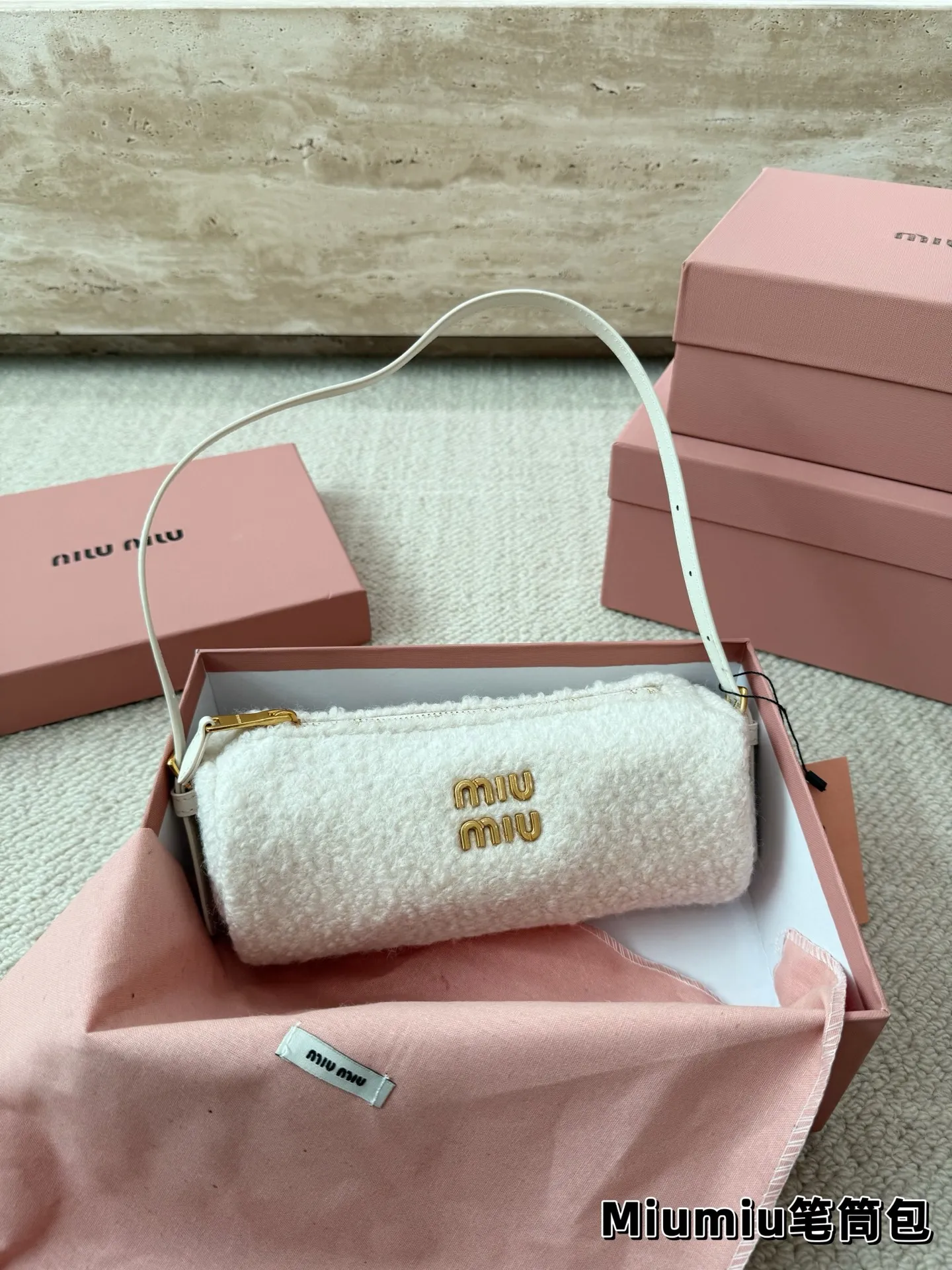 P160 羊羔毛 Miu系笔筒包简直泰香了🛒 MiuMiu太好看了家人们,本期推荐新品穿上秒变学院派美少女。格纹套装衬衣+芭蕾裙,又甜可盐。芭蕾裙真的是MiuMiu时尚单品!很娇俏,时髦。 Bag:MiuMiu万元内笔筒包,时髦可爱😻实用,全牛皮。颜色有黑色,棕色,石楠木色,做旧款都是麂皮材质还有可爱的牛奶纹🐄。羊羔毛乐福鞋,很舒适的一款!本人为此包疯狂打Call!!超爱很嗲跟秋冬很搭哦~