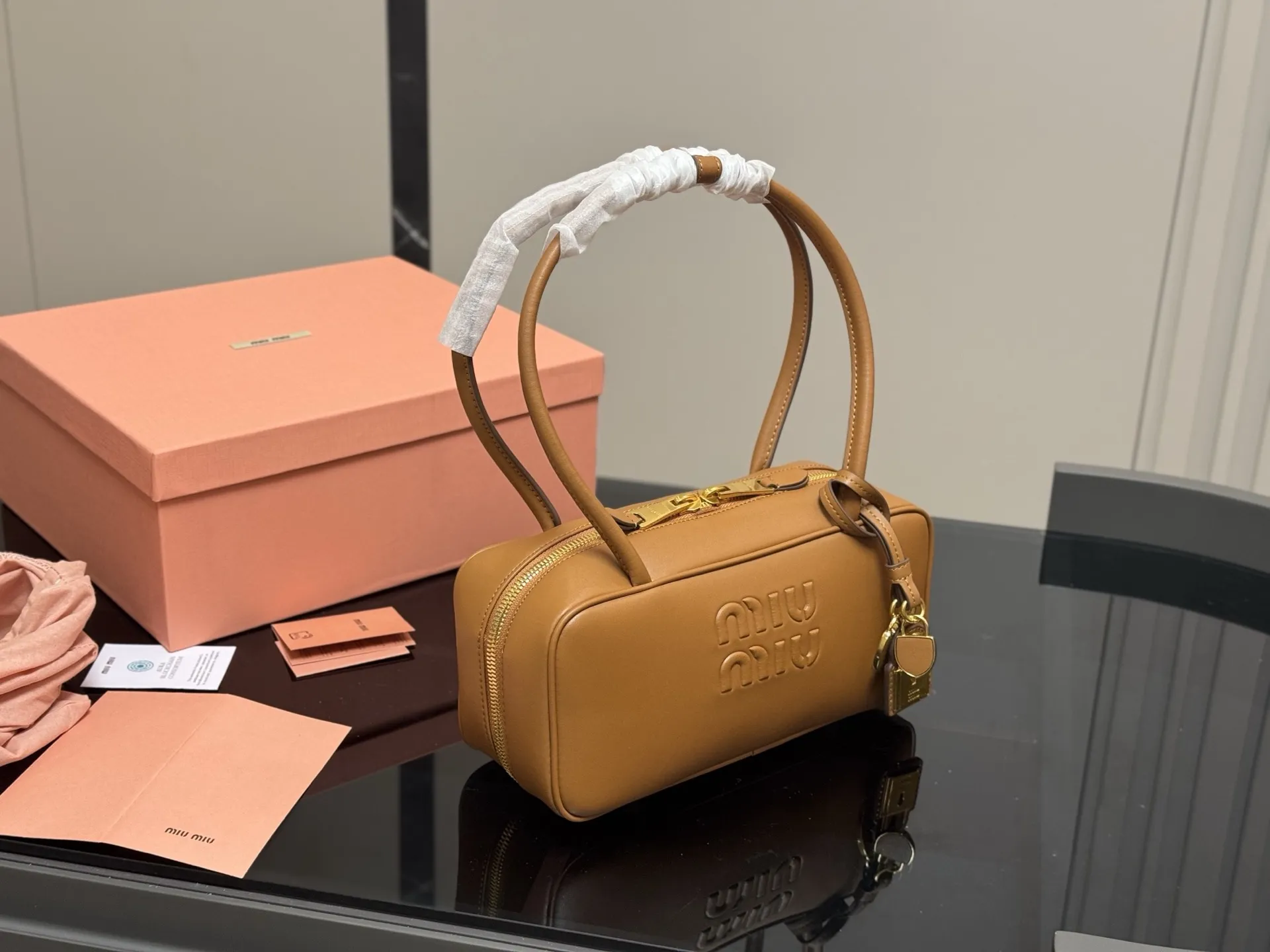 ¥215 升级版配盒 size:28*13cm miumiu保龄球/公文包/ 包包甜度刚好! 很难不爱啊啊! 可手拎也可斜挎 绝对不是小废包哦!容量足足的~~ 出场就是miumiu小公主!