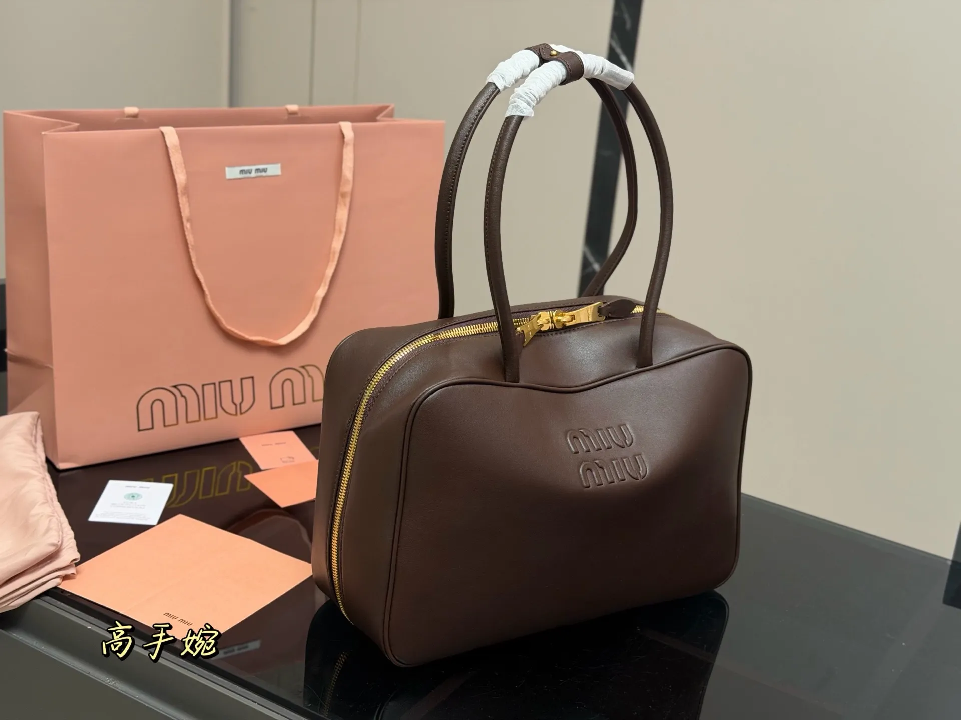 &yen;195 无盒 size：35*22cm miumiu保龄球/公文包/ 采用小牛皮 皮质光滑细腻柔软， 棉质缎面衬里。 背起来都很nice 哦 可手拎也可斜挎！ 出场就是miumiu小公主！