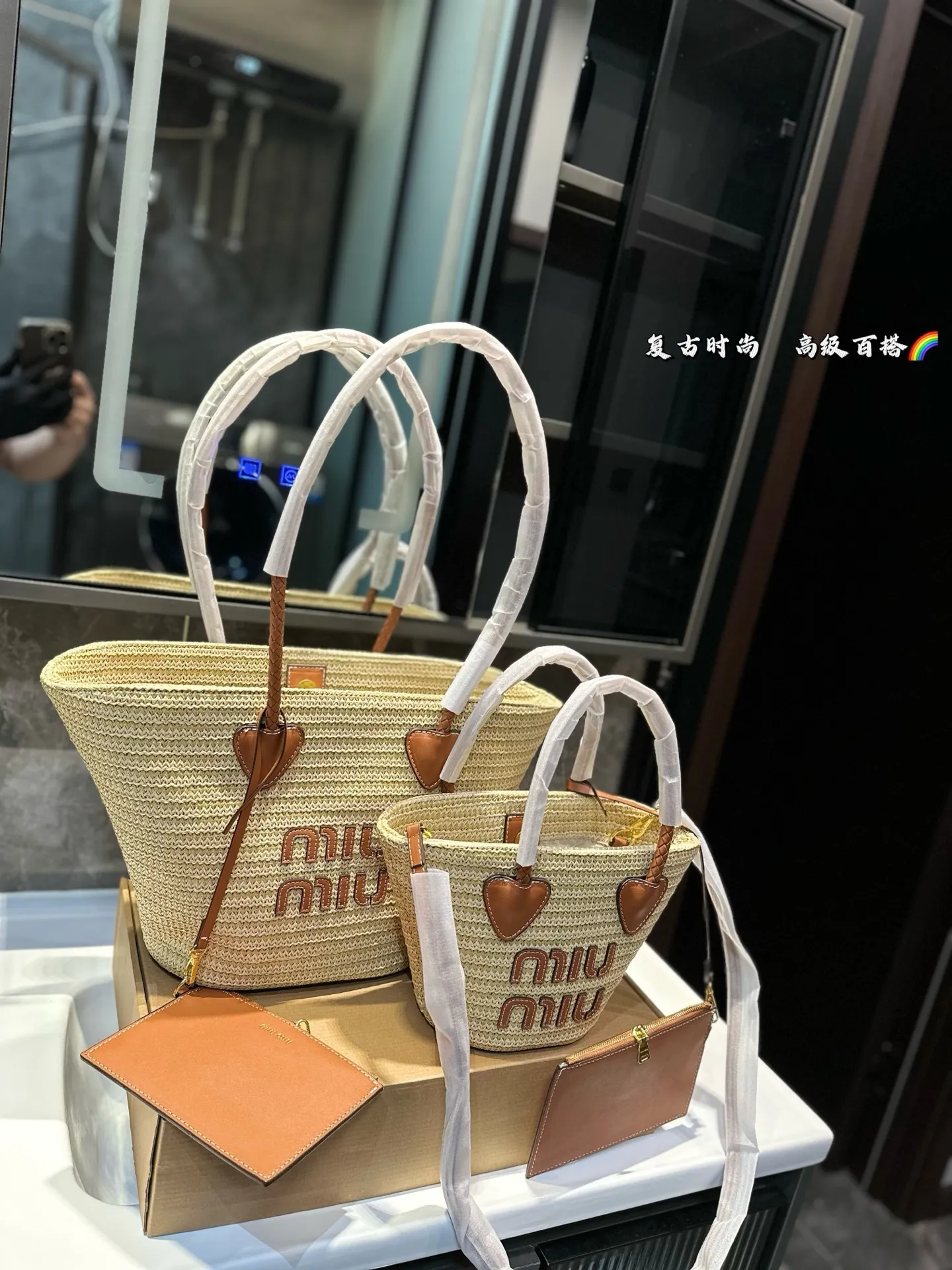 ❤️P145P135(礼盒包装)❤️ 缪缪MIUMIU 编织托特包 限定款hobo也太好看了 质感很高级 容量超级大也很耐用 日常出街背它回头率百分百 尺寸:大号24 26 小号16 18